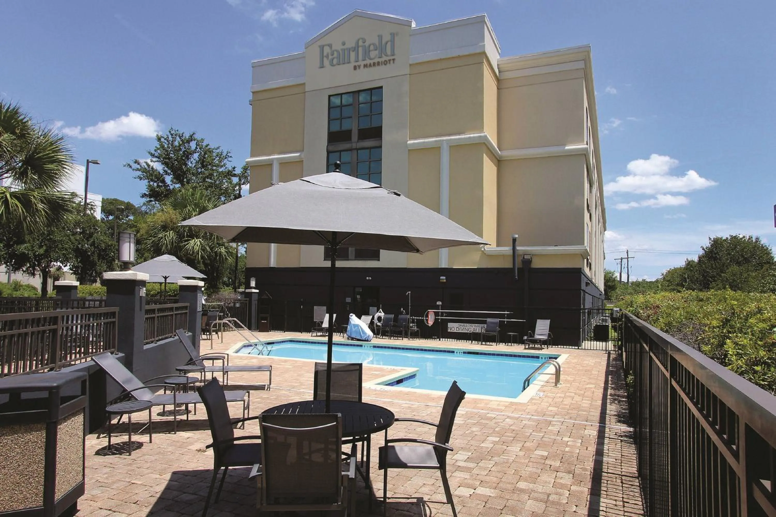 Swimming pool in Fairfield Inn & Suites by Marriott Charleston Airport/Convention Center