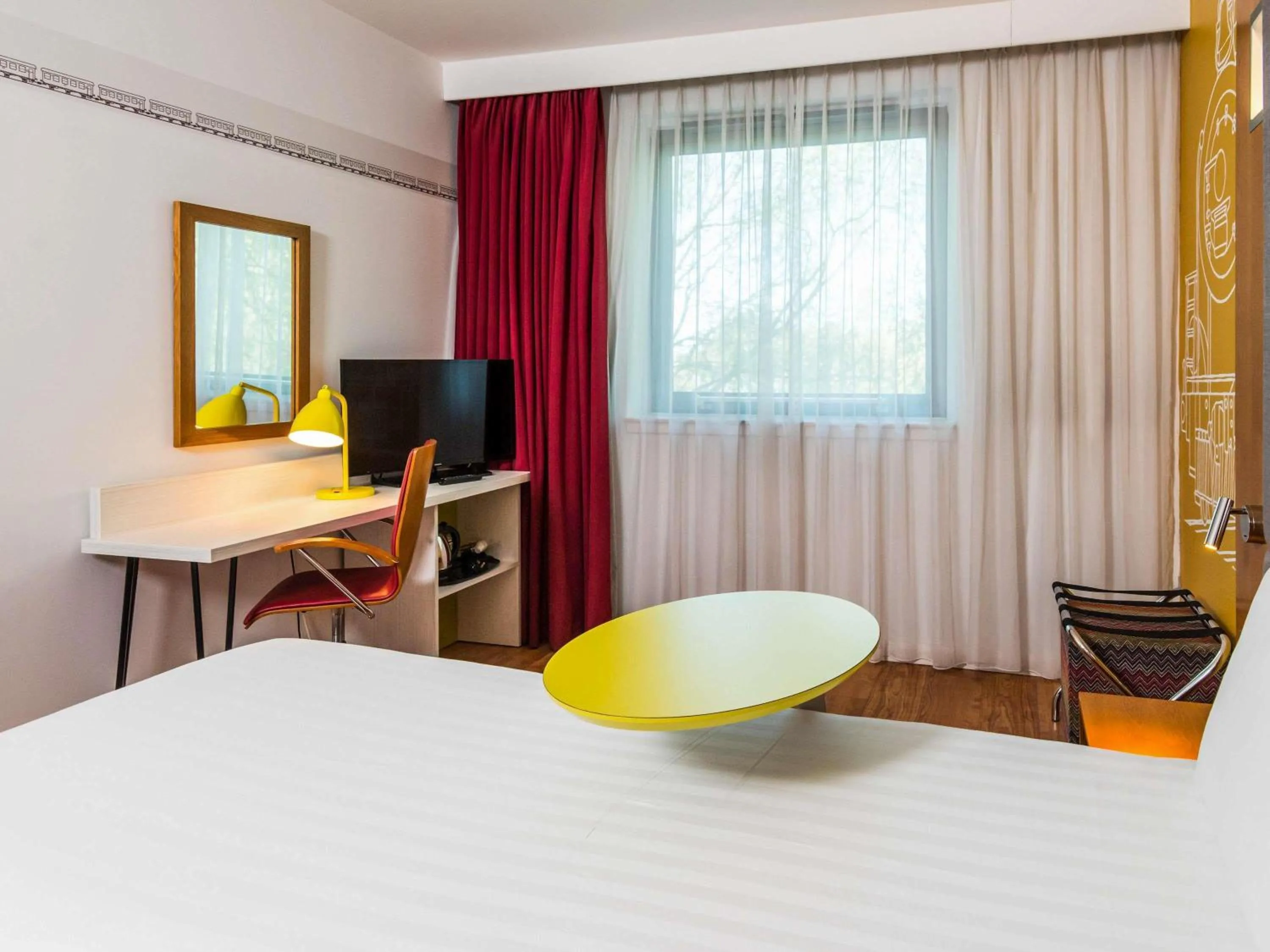 Bedroom, Bed in ibis Styles Crewe