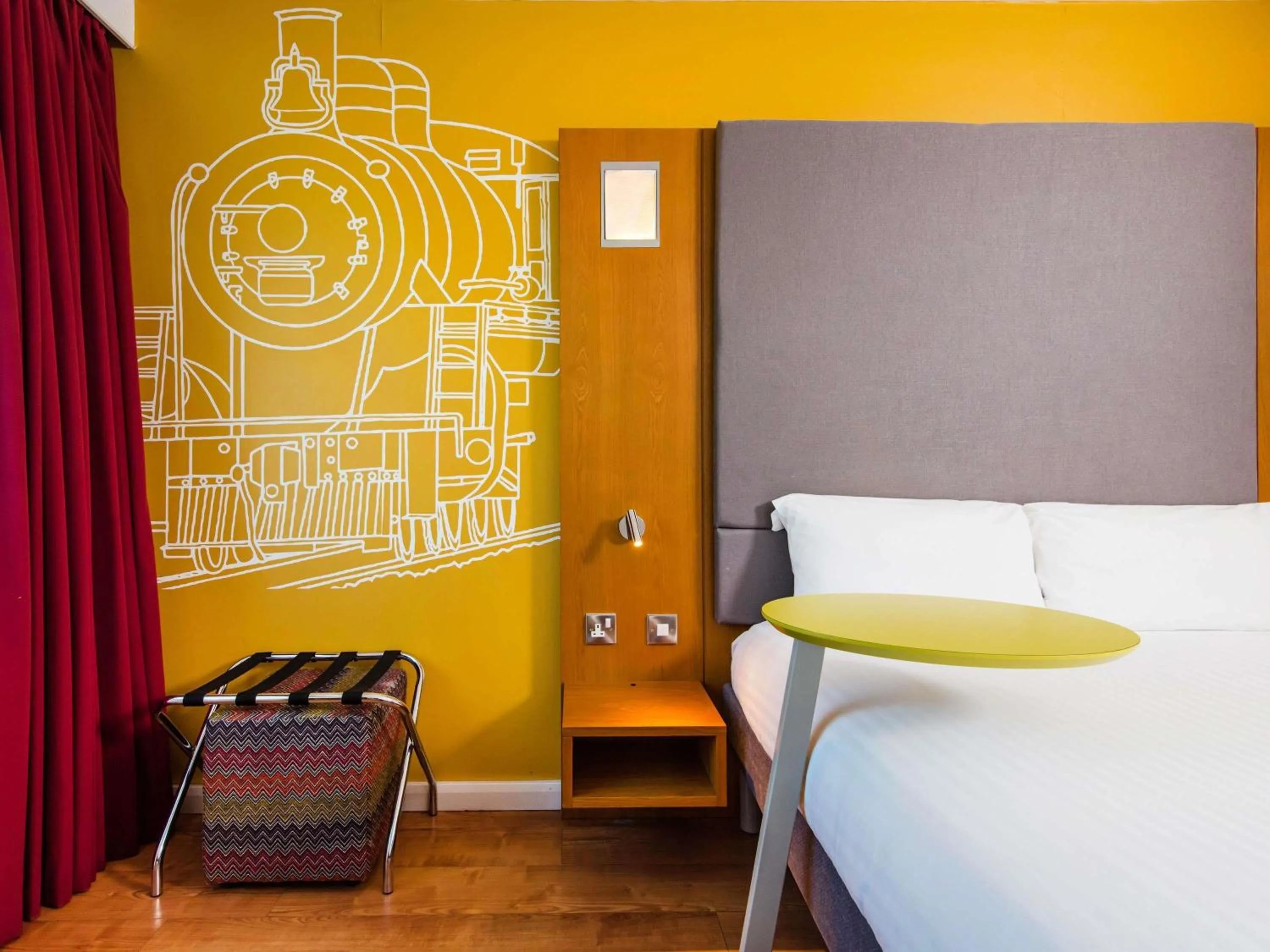 Bedroom, Bed in ibis Styles Crewe