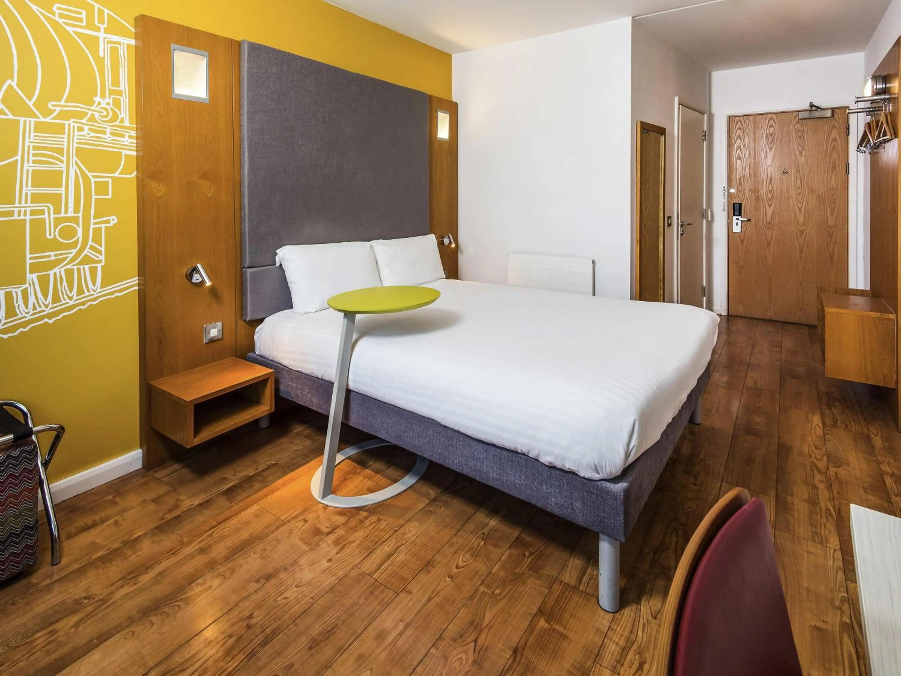 Bedroom, Bed in ibis Styles Crewe