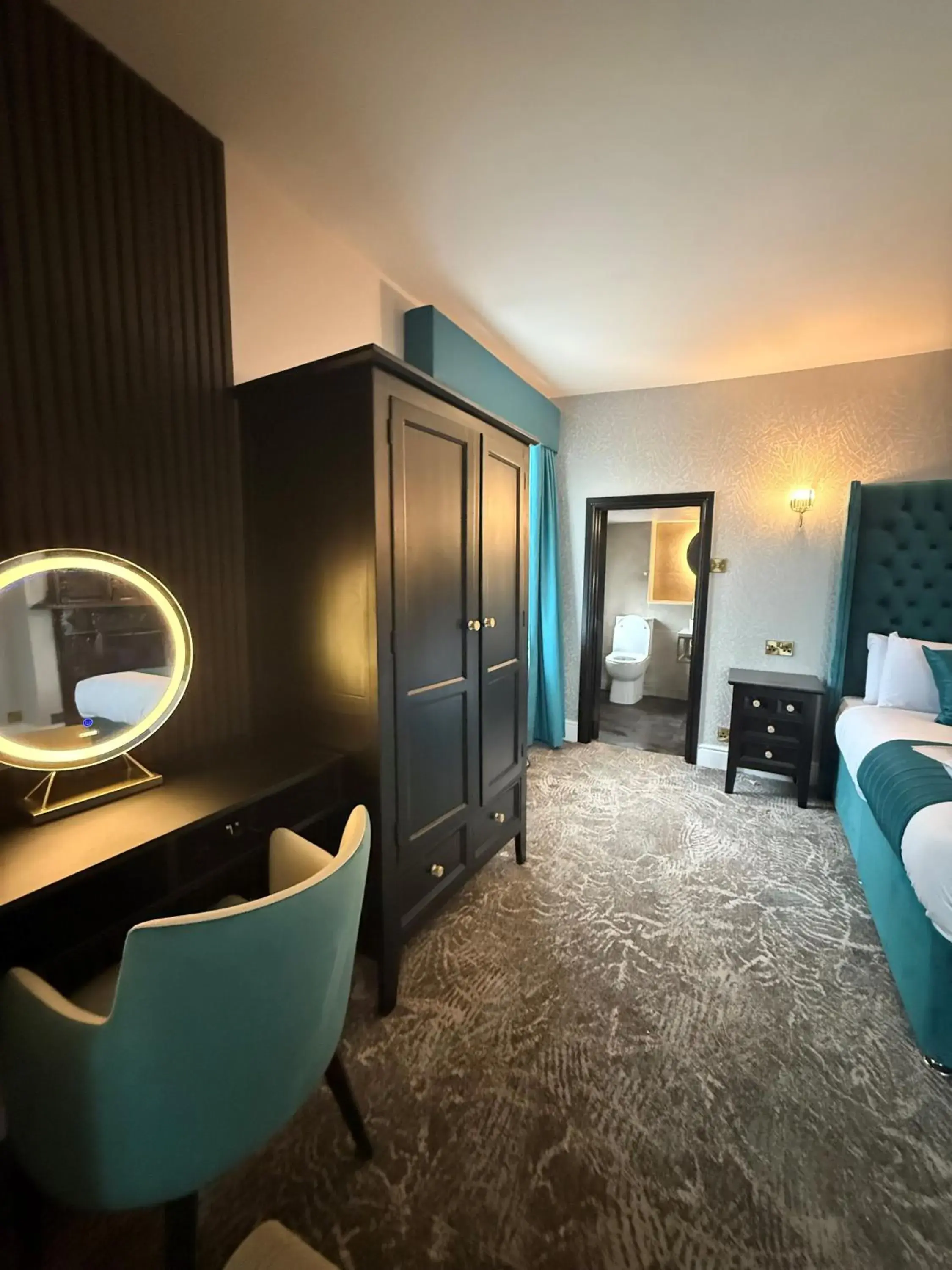 King Room in Lyons Woodlands Hall King Room in Lyons Woodlands Hall