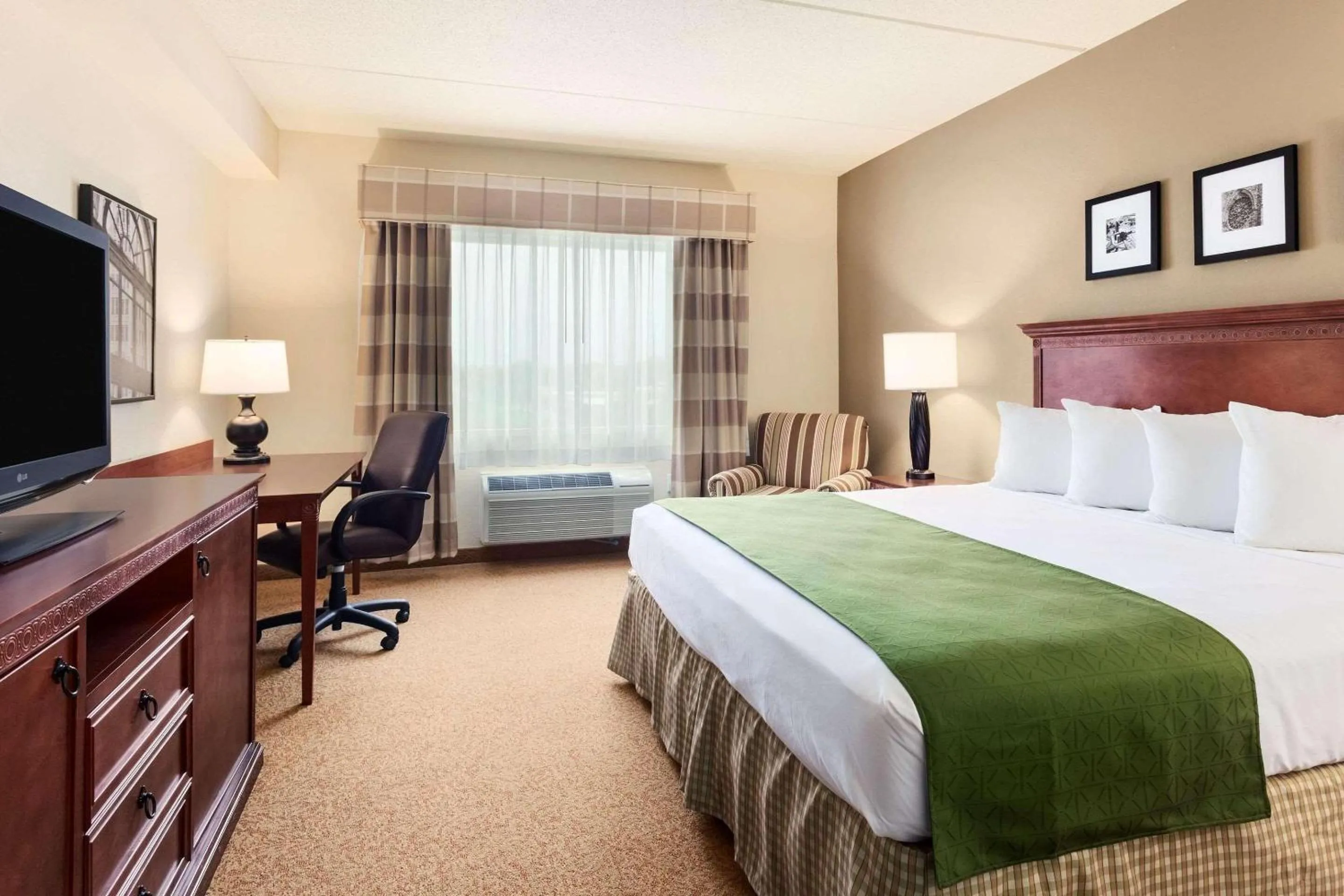 Bedroom, Bed in Country Inn & Suites by Radisson, Buffalo South I-90, NY