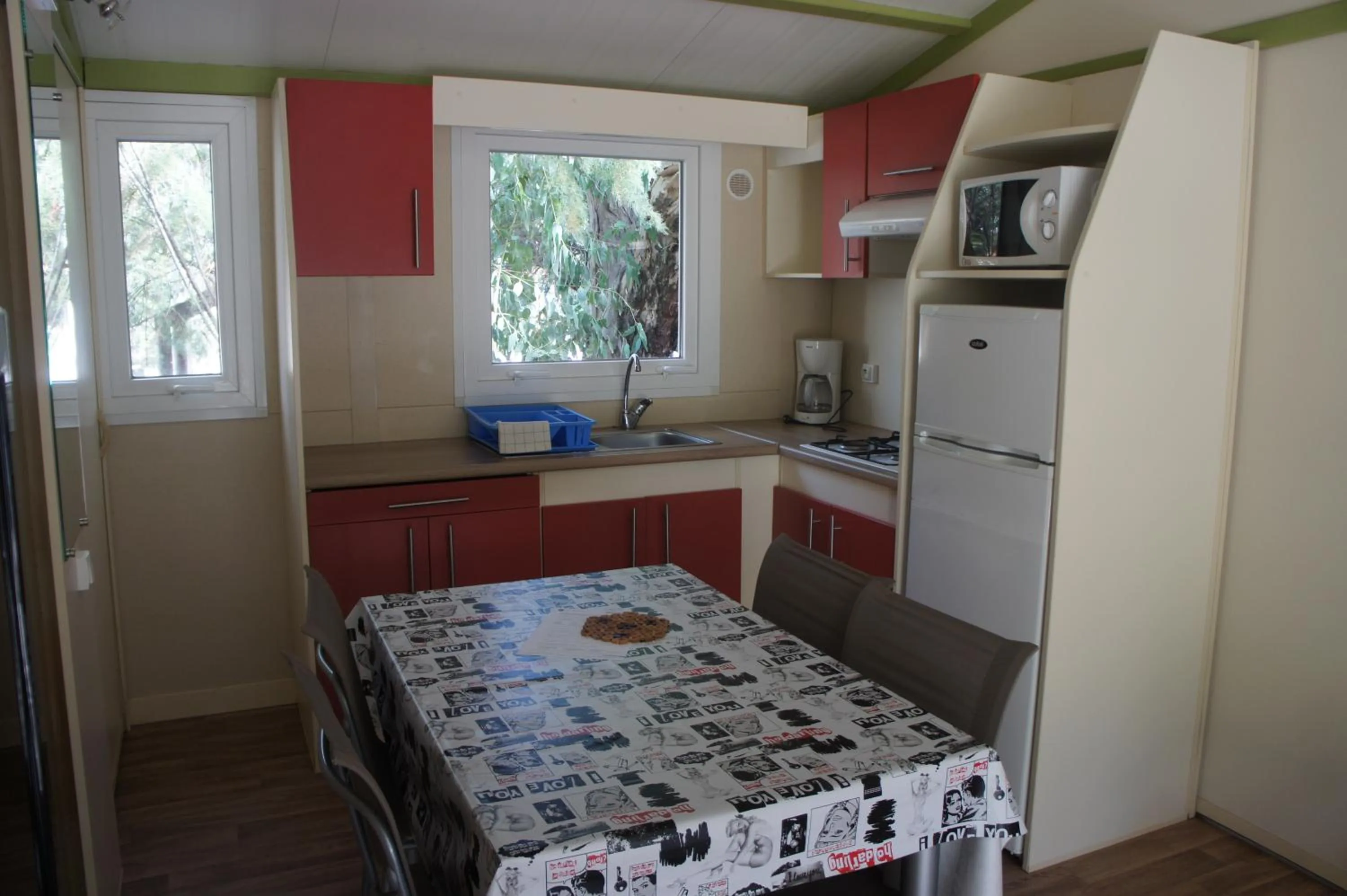 Kitchen or kitchenette, Bed in Camping La Pinède