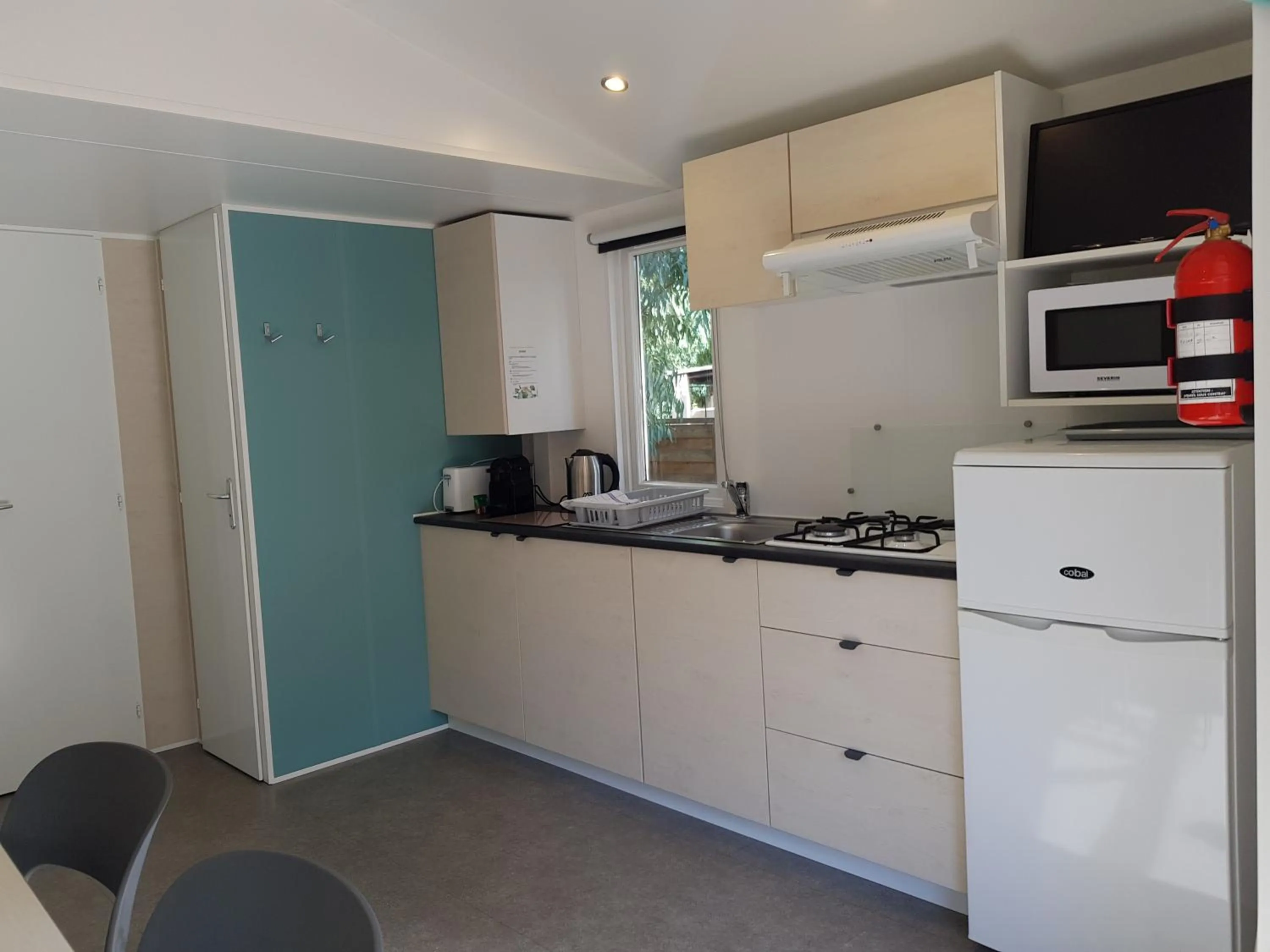 Kitchen or kitchenette in Camping La Pinède