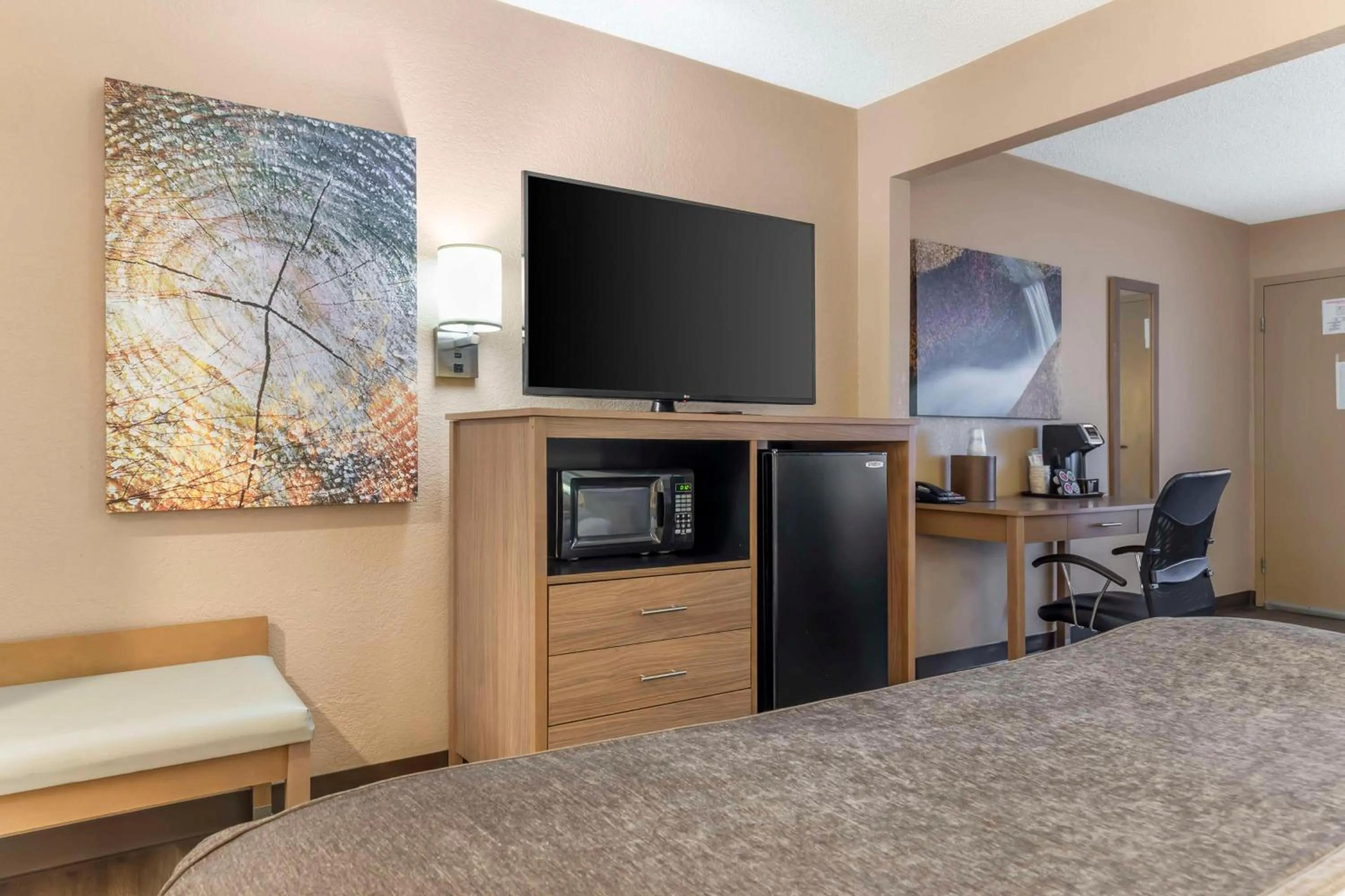 Bedroom, Bed in Best Western Plus Landing View Inn & Suites