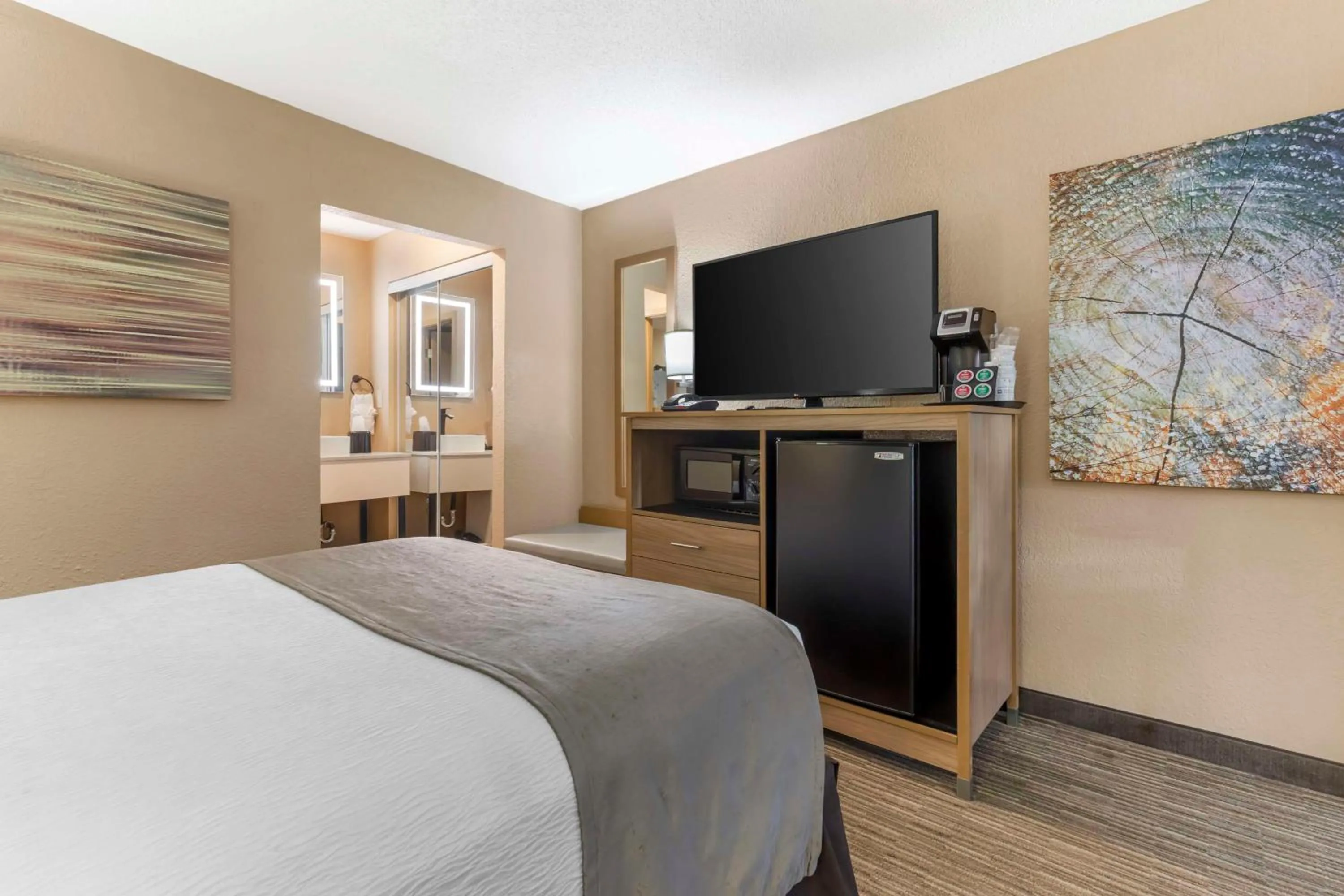 Bedroom, Bed in Best Western Plus Landing View Inn & Suites