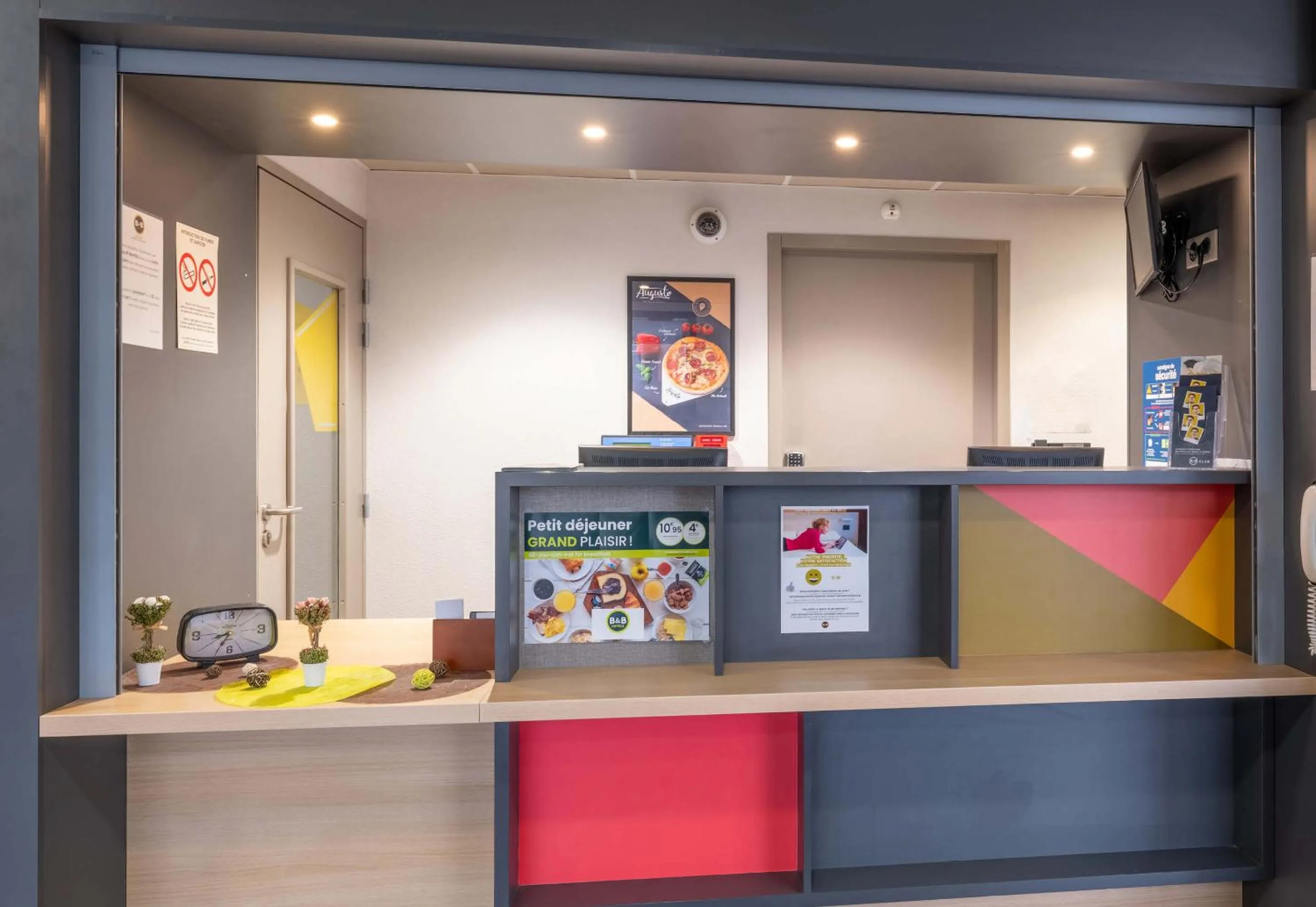 Lobby or reception in B&B HOTEL ANNEMASSE Saint-Cergues