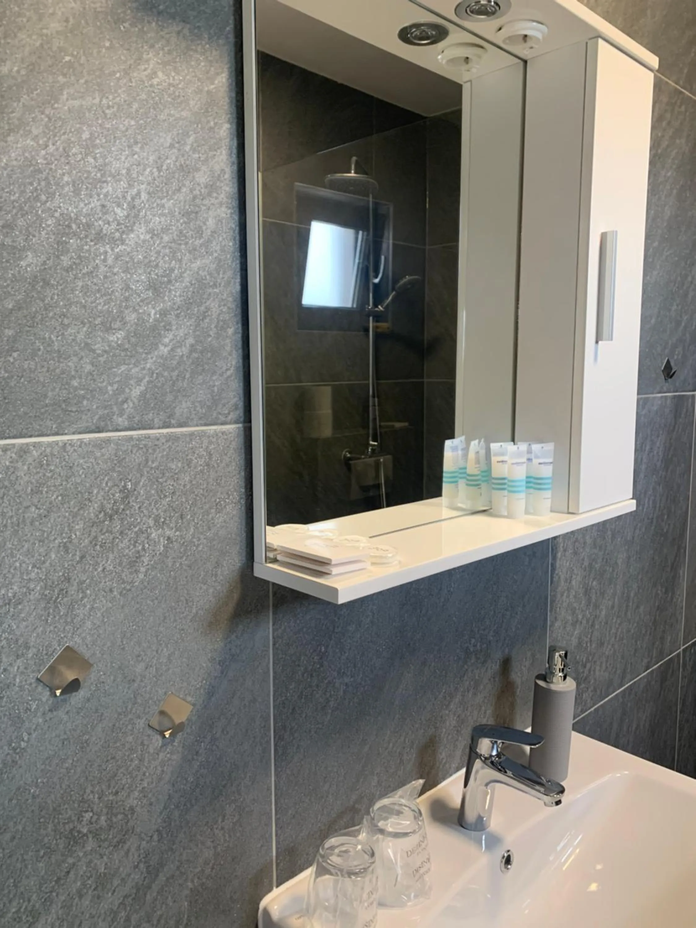 Bathroom in Filipovic rent a car & apartments