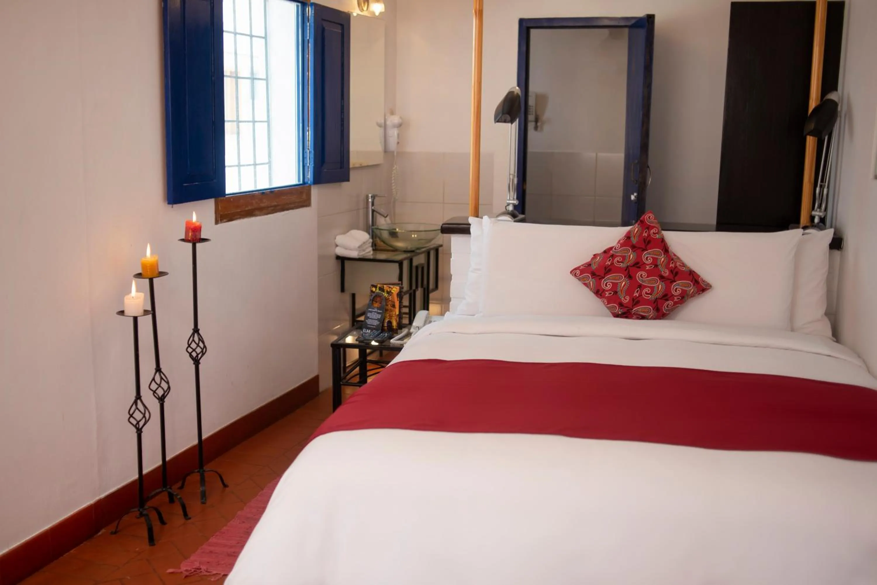 Photo of the whole room, Bed in Rumi Wasi