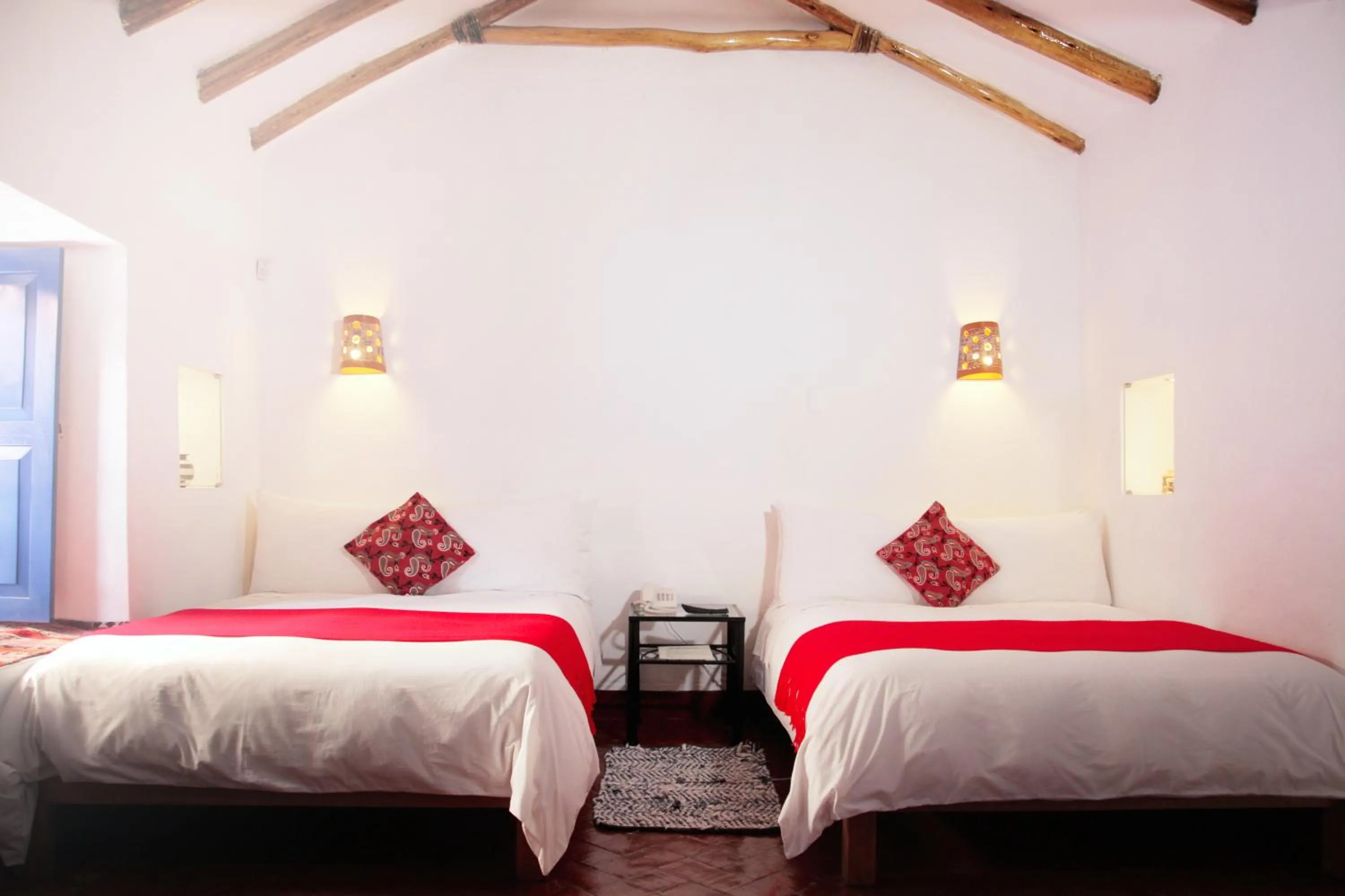 Photo of the whole room, Bed in Rumi Wasi