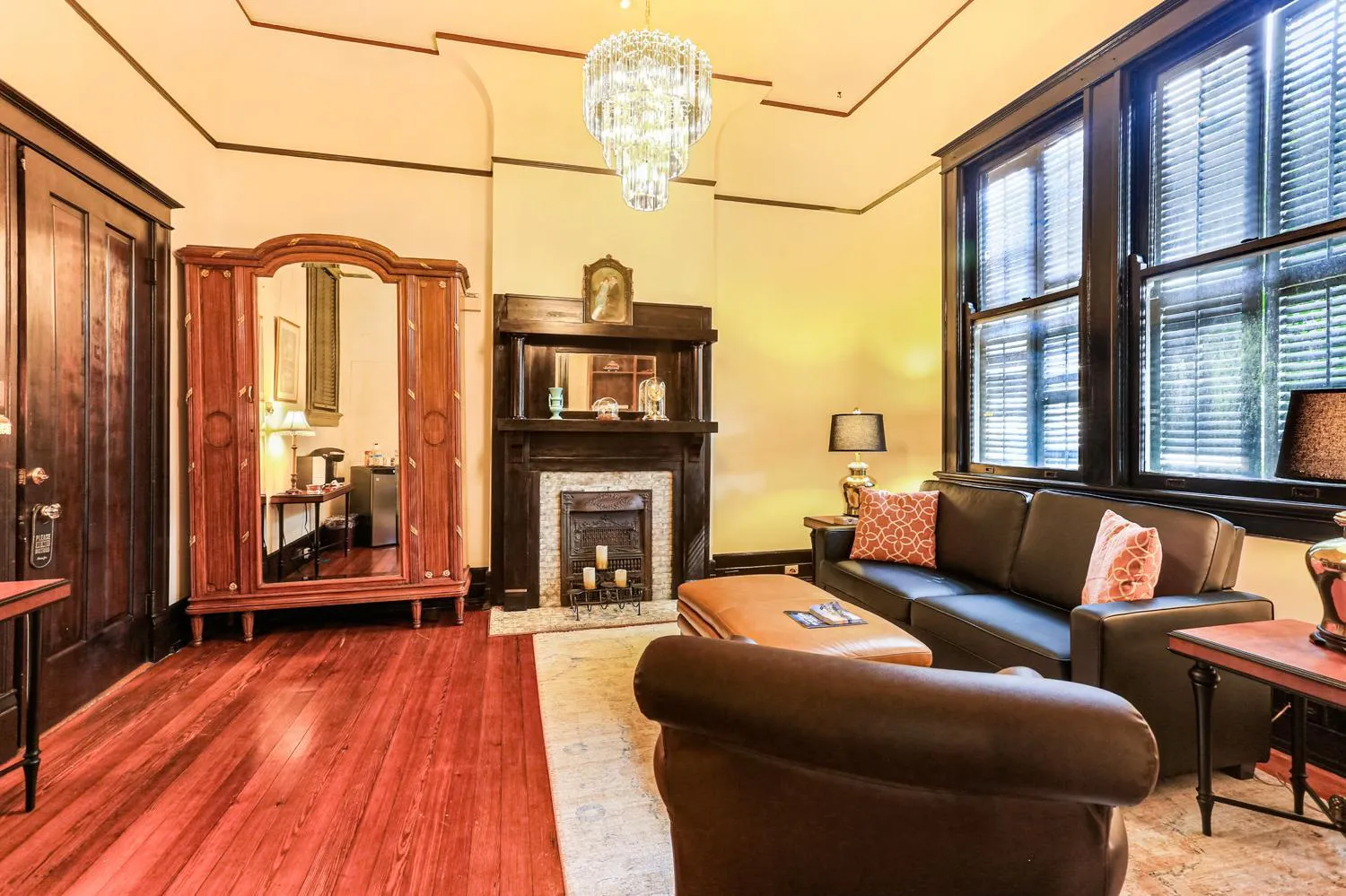 Decorative detail in Canal Street Inn