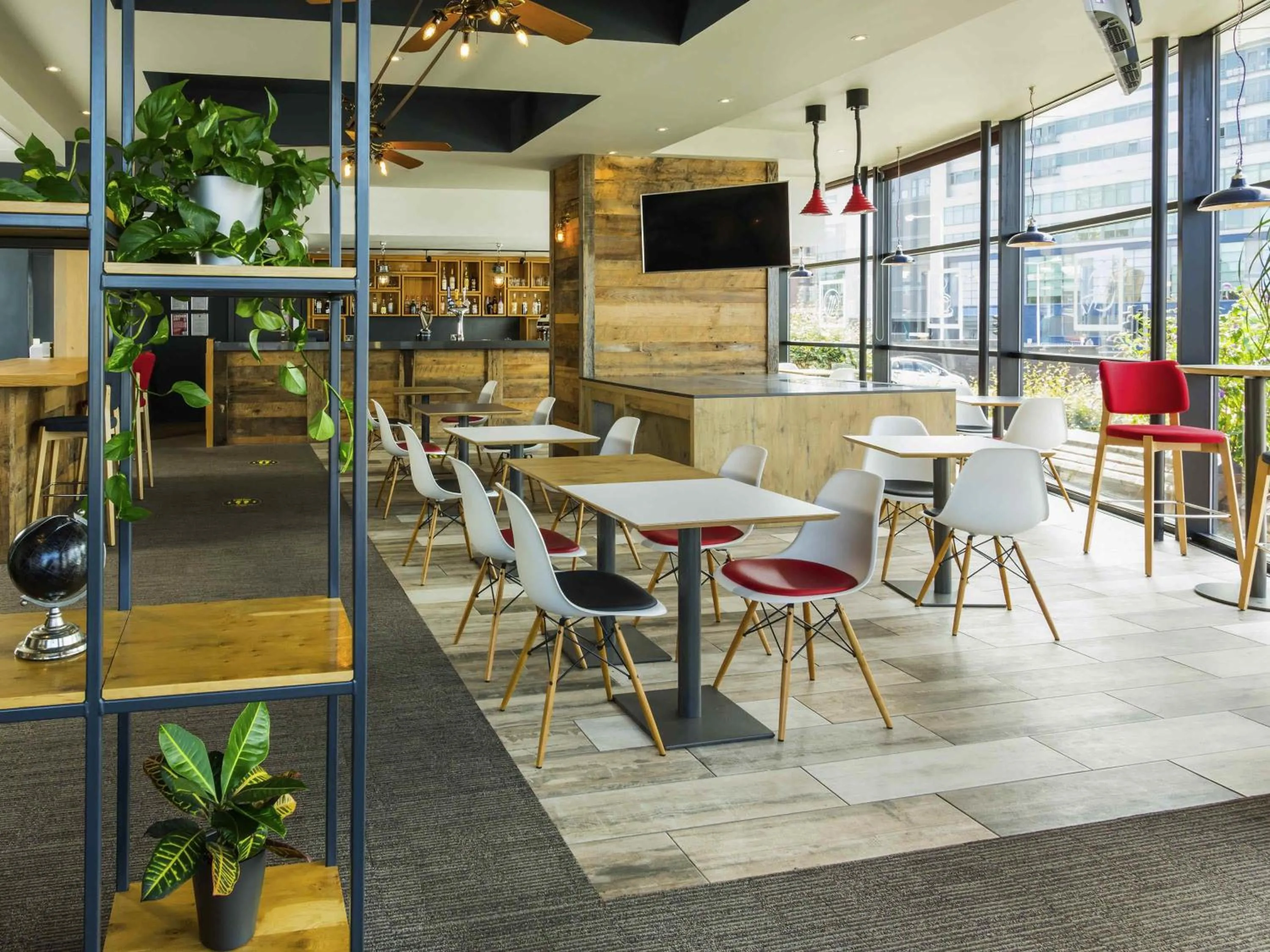 Restaurant/places to eat in ibis Leicester