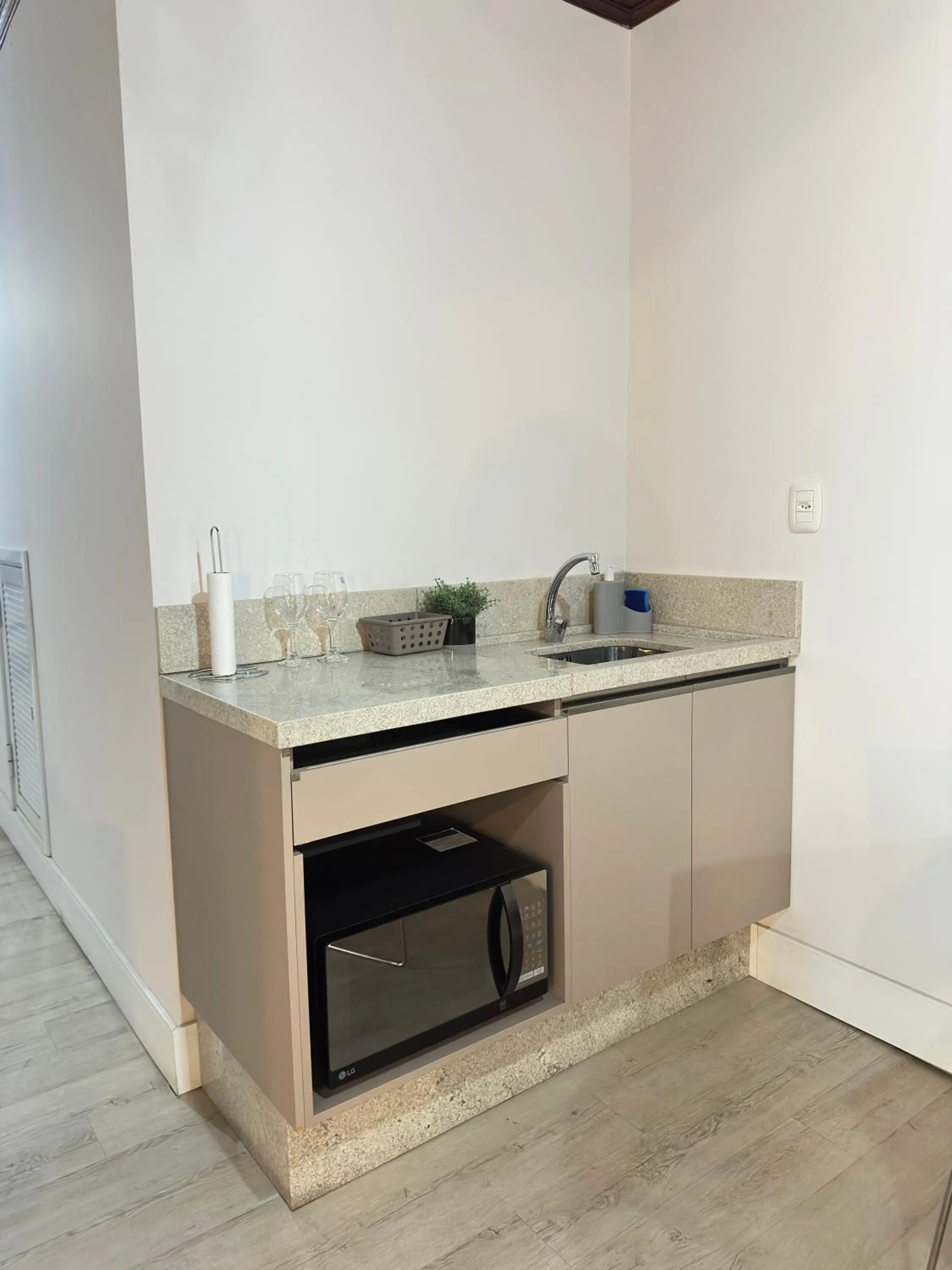 microwave in Letto Hotel Flores da Cunha