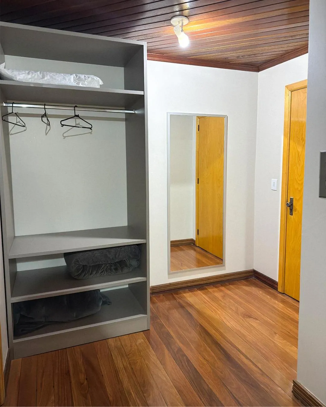 wardrobe in Letto Hotel Flores da Cunha