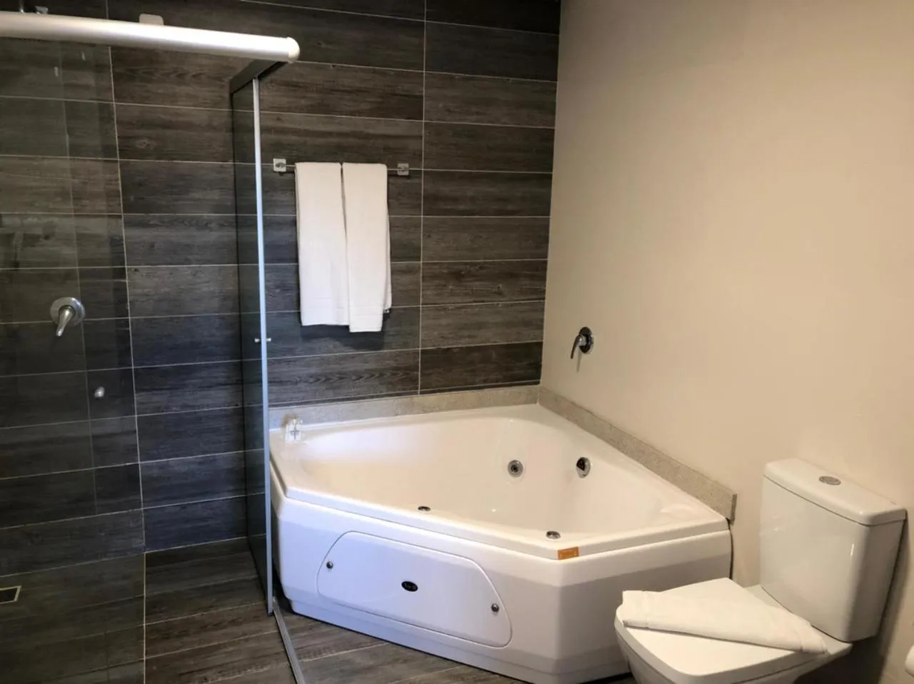 Hot Tub in Letto Hotel Flores da Cunha