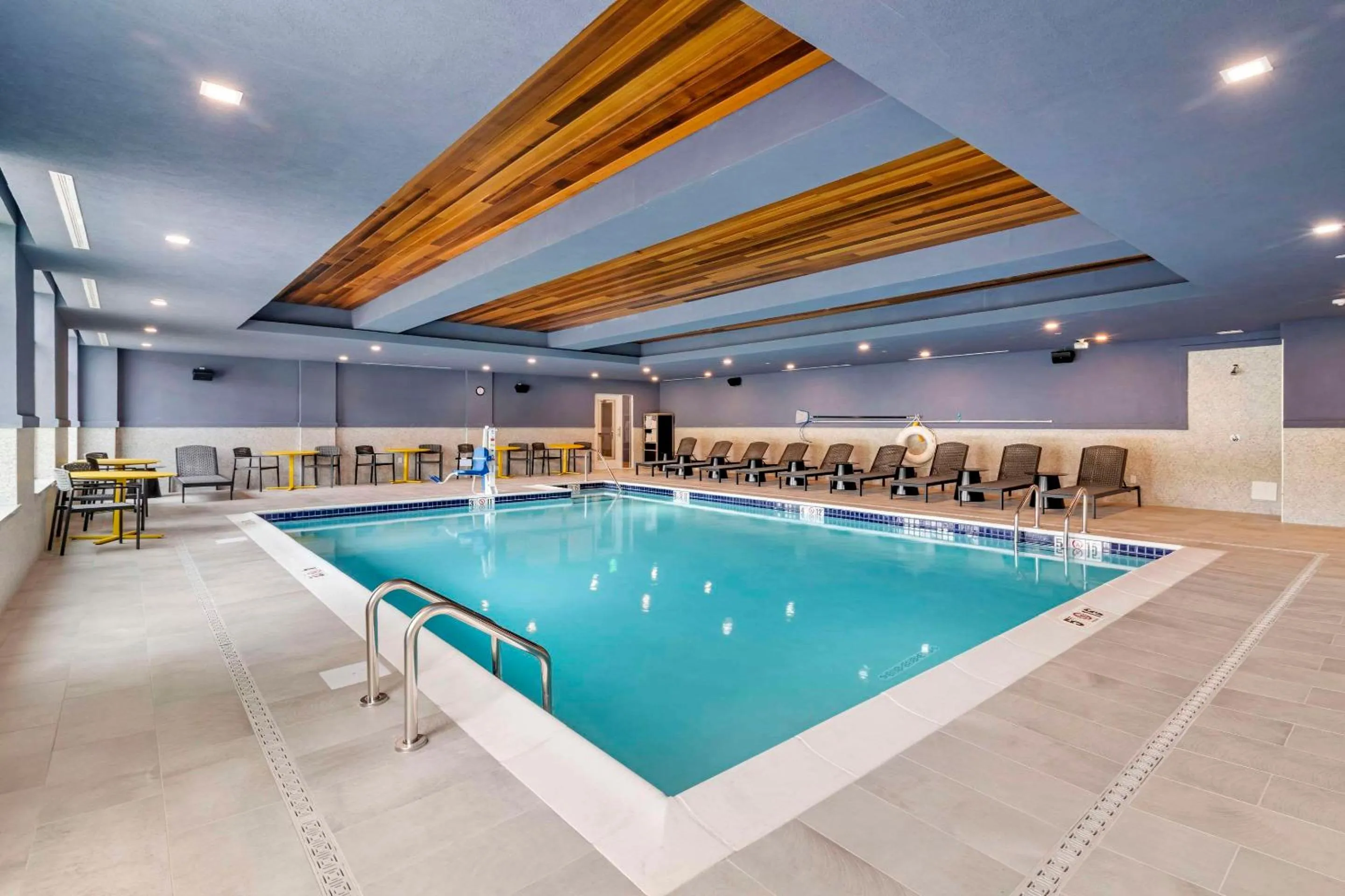 Swimming pool in Cambria Hotel North Conway