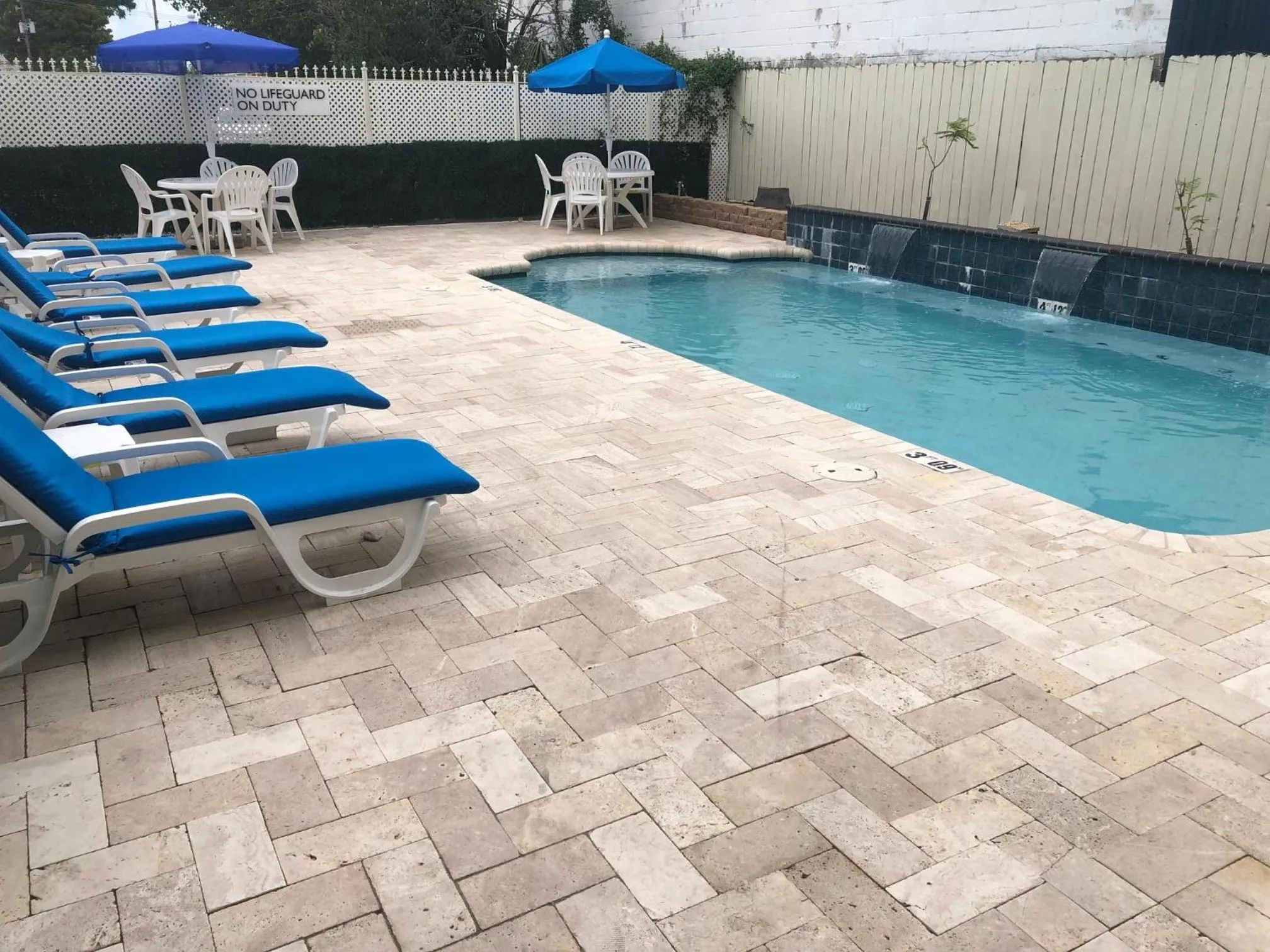 Swimming pool in Comfort Inn & Suites New Orleans Airport North
