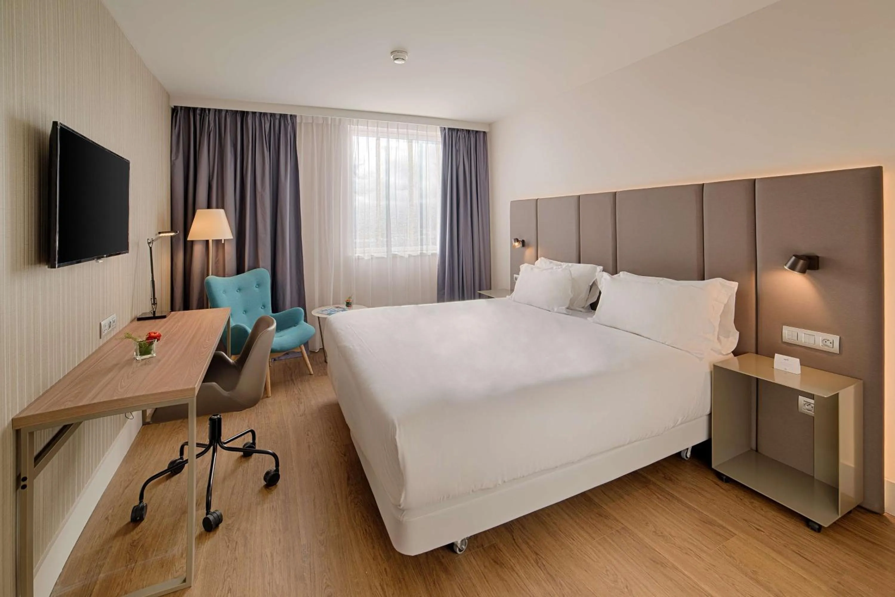 Photo of the whole room, Bed in NH Toulouse Airport