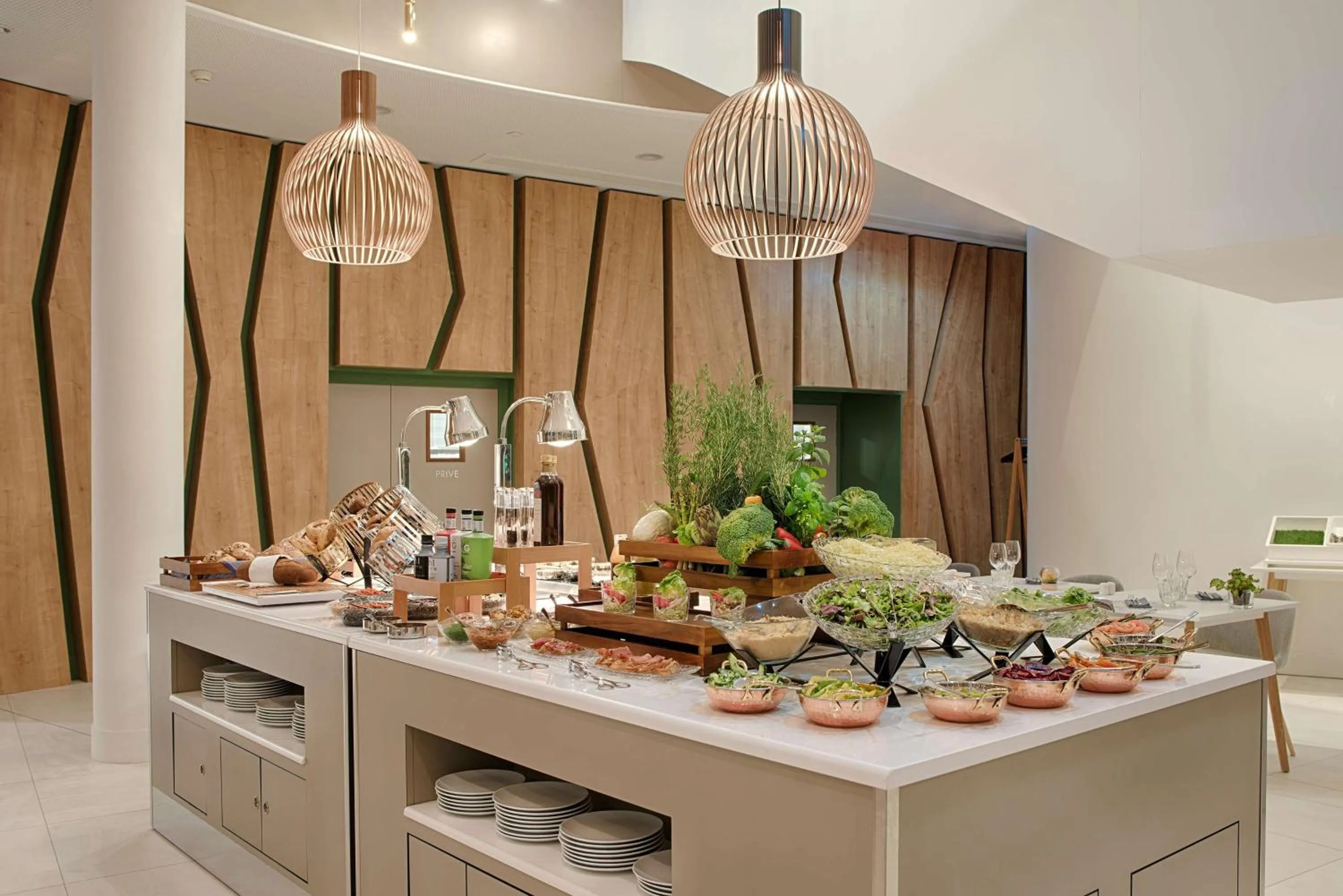 Restaurant/places to eat in NH Toulouse Airport