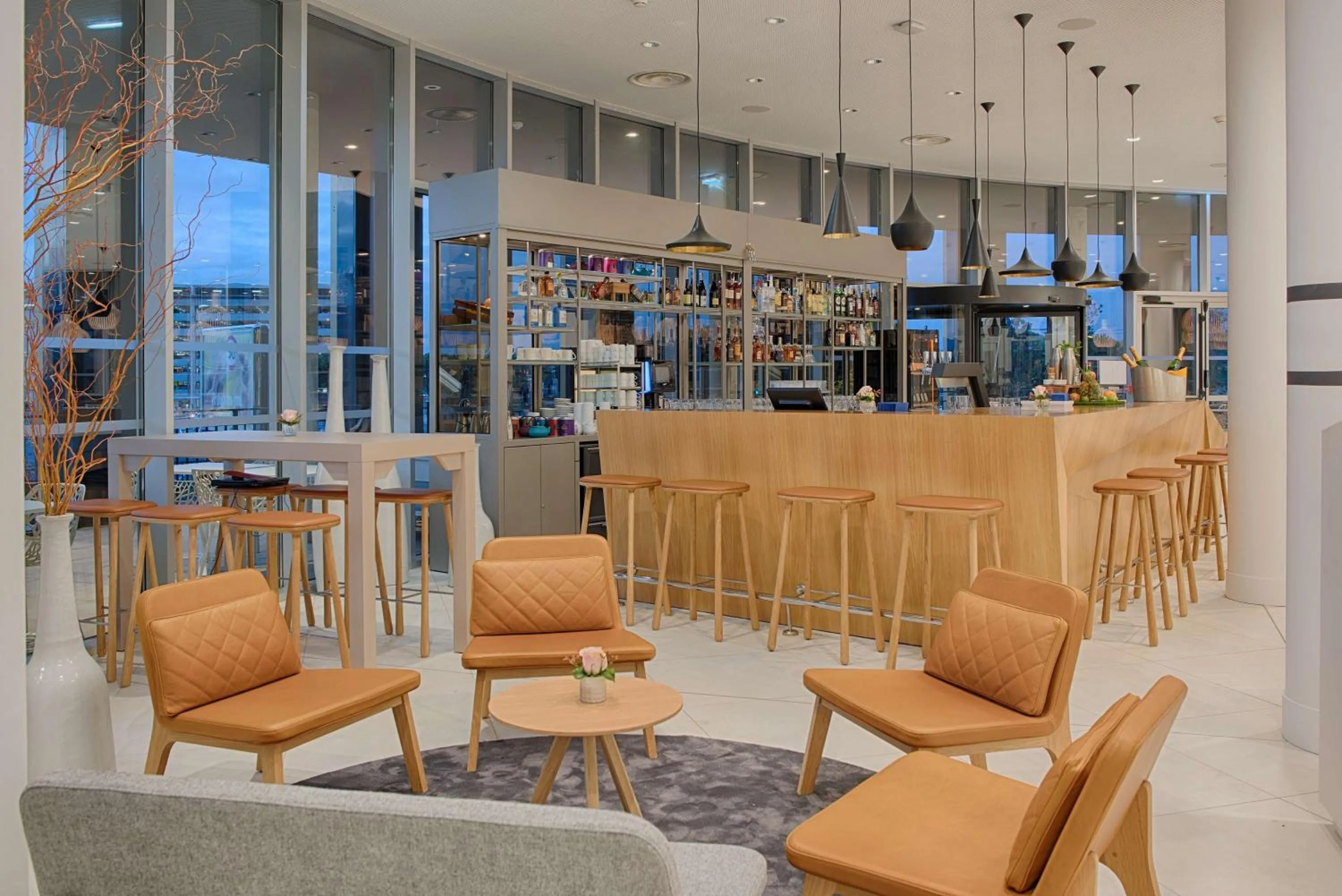 Lounge or bar in NH Toulouse Airport