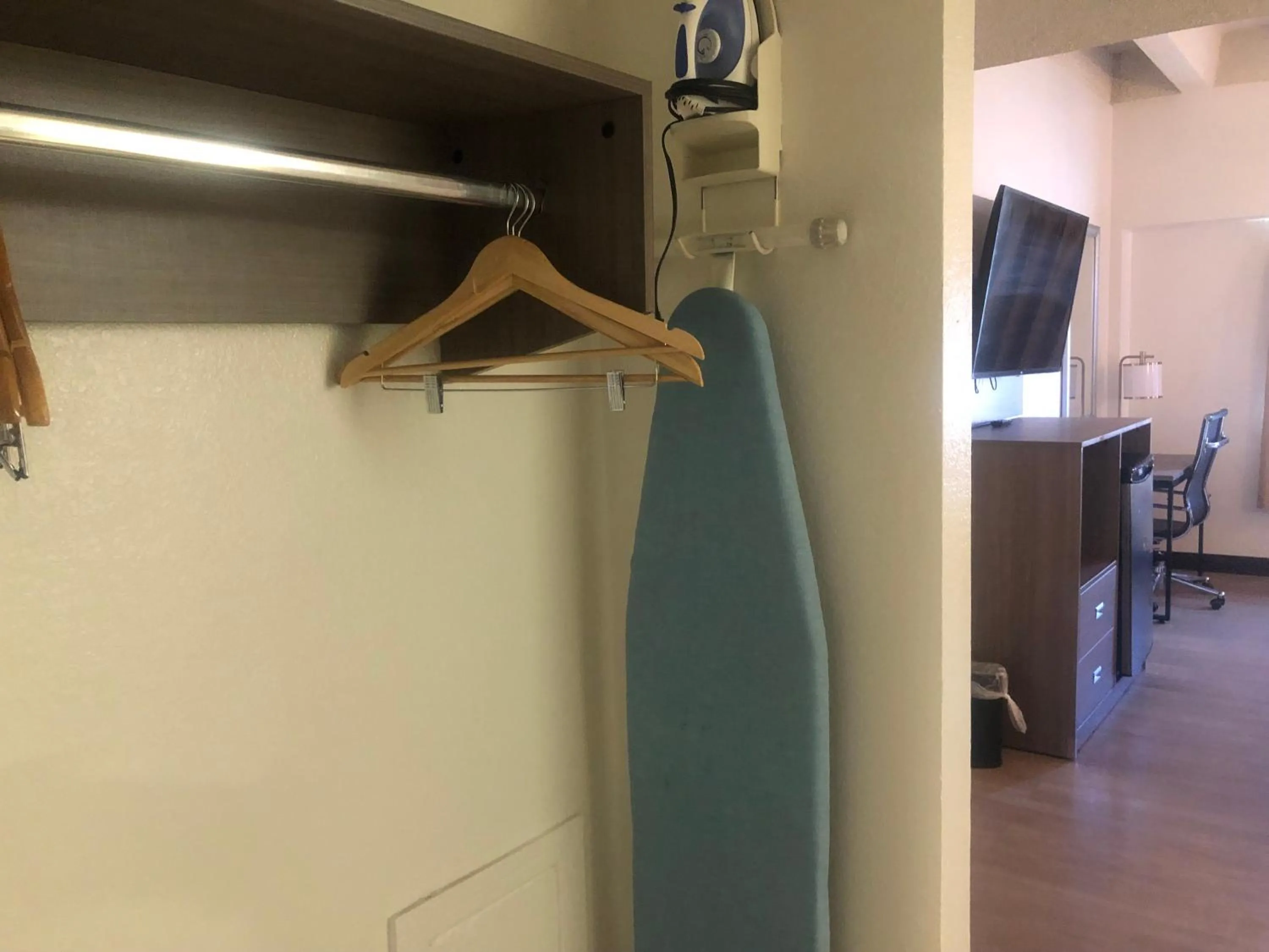 TV and multimedia in Budget Inn Denver Downtown