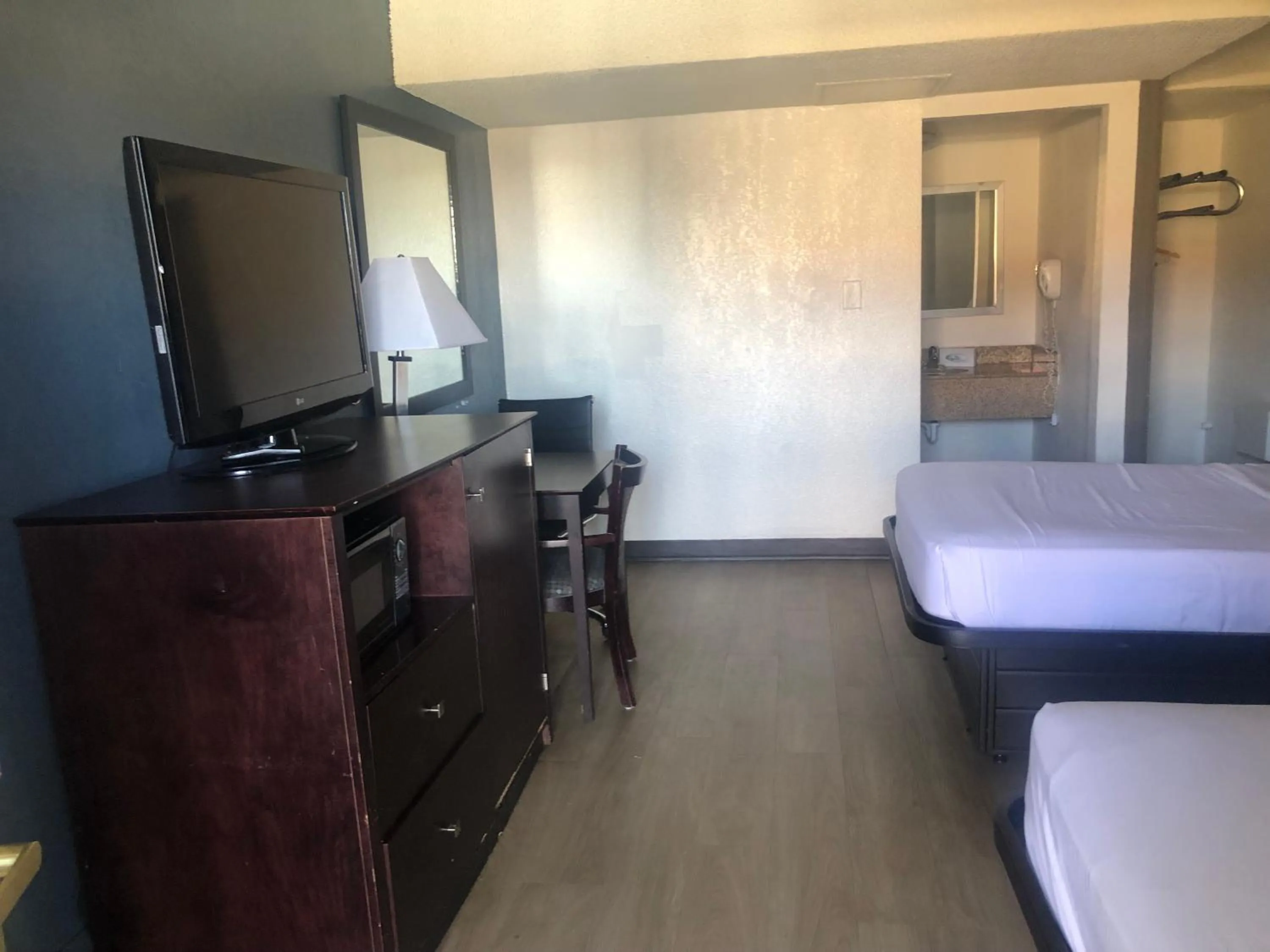 Bed in Budget Inn Denver Downtown