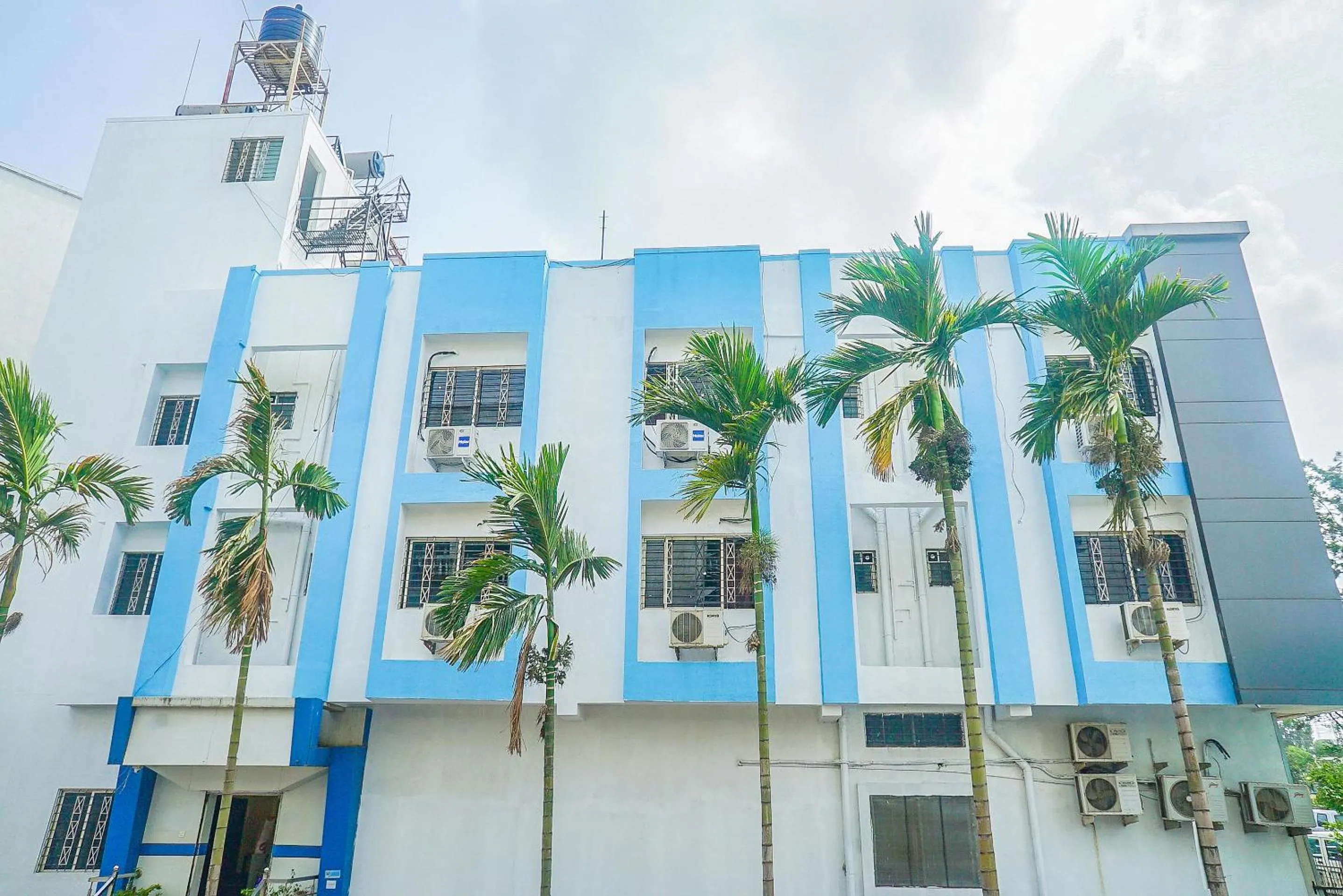 Facade/entrance in Hotel O Paradise Inn Talegaon Dabhade