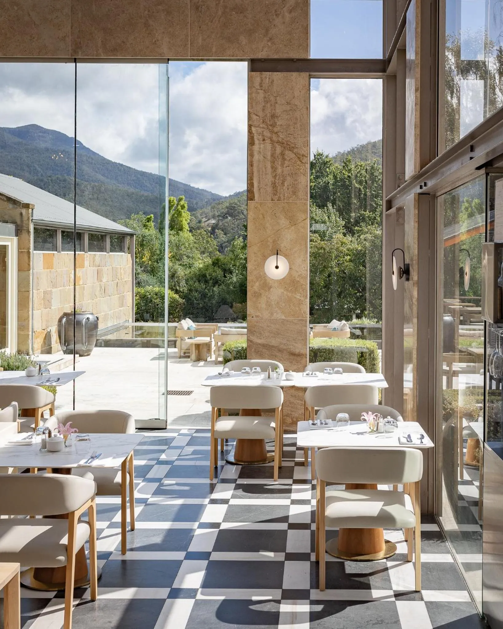 Restaurant/places to eat in Islington Hotel