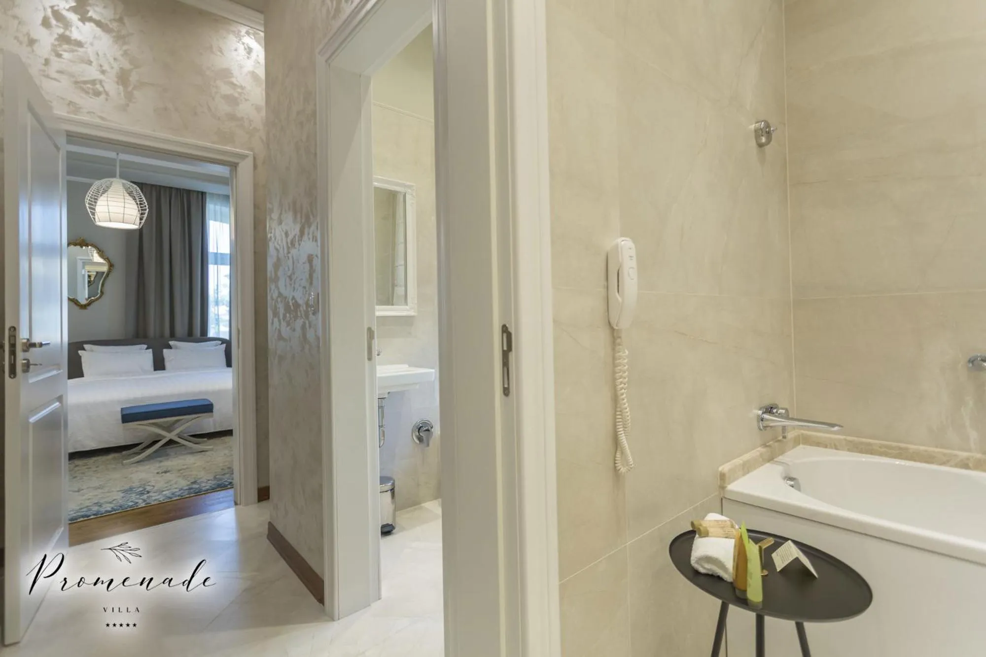 Bathroom, Bed in Villa Promenade
