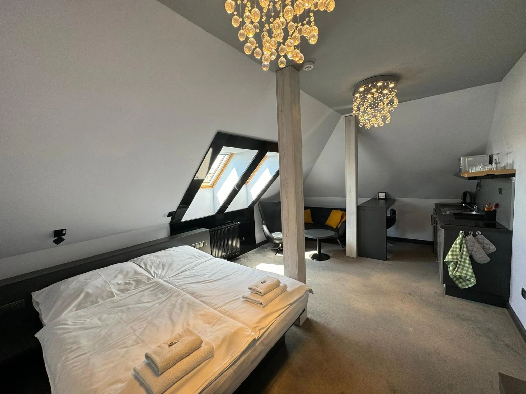 Photo of the whole room, Bed in Hotel Grand