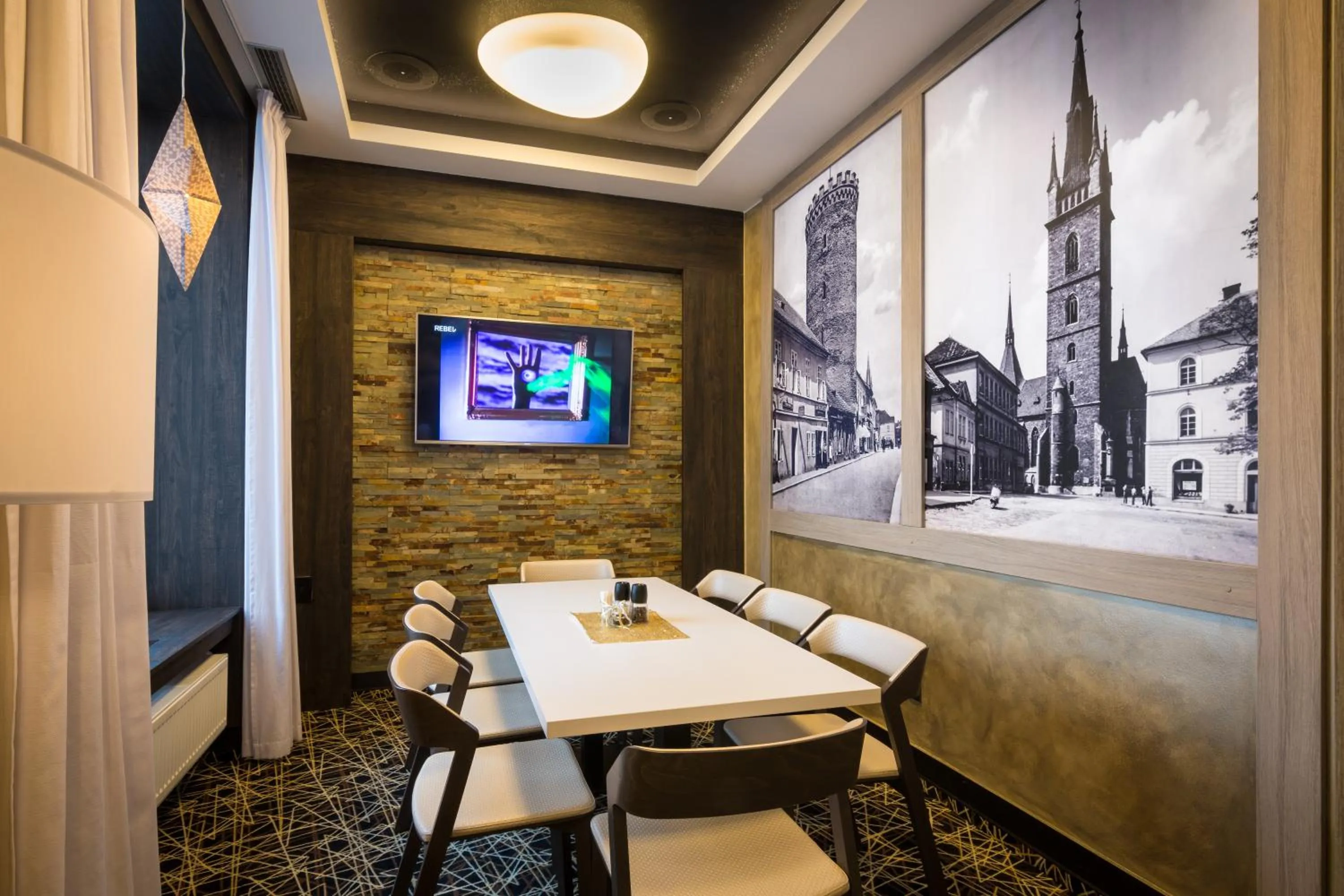 Restaurant/places to eat in Hotel Grand