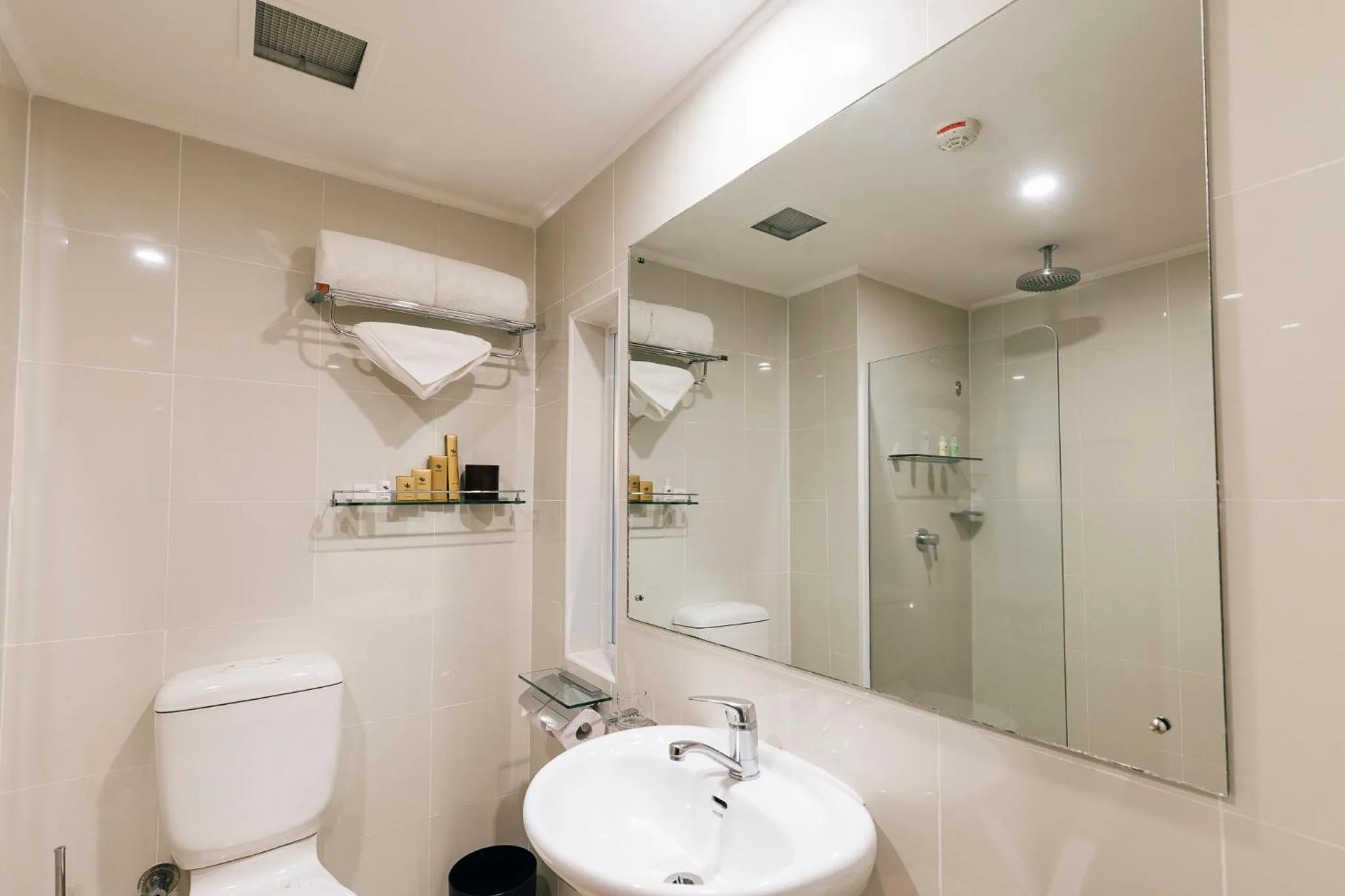 Bathroom in Airways Hotel