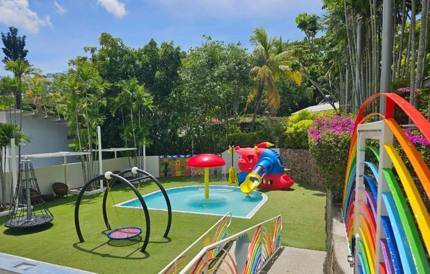 Swimming pool in Airways Hotel