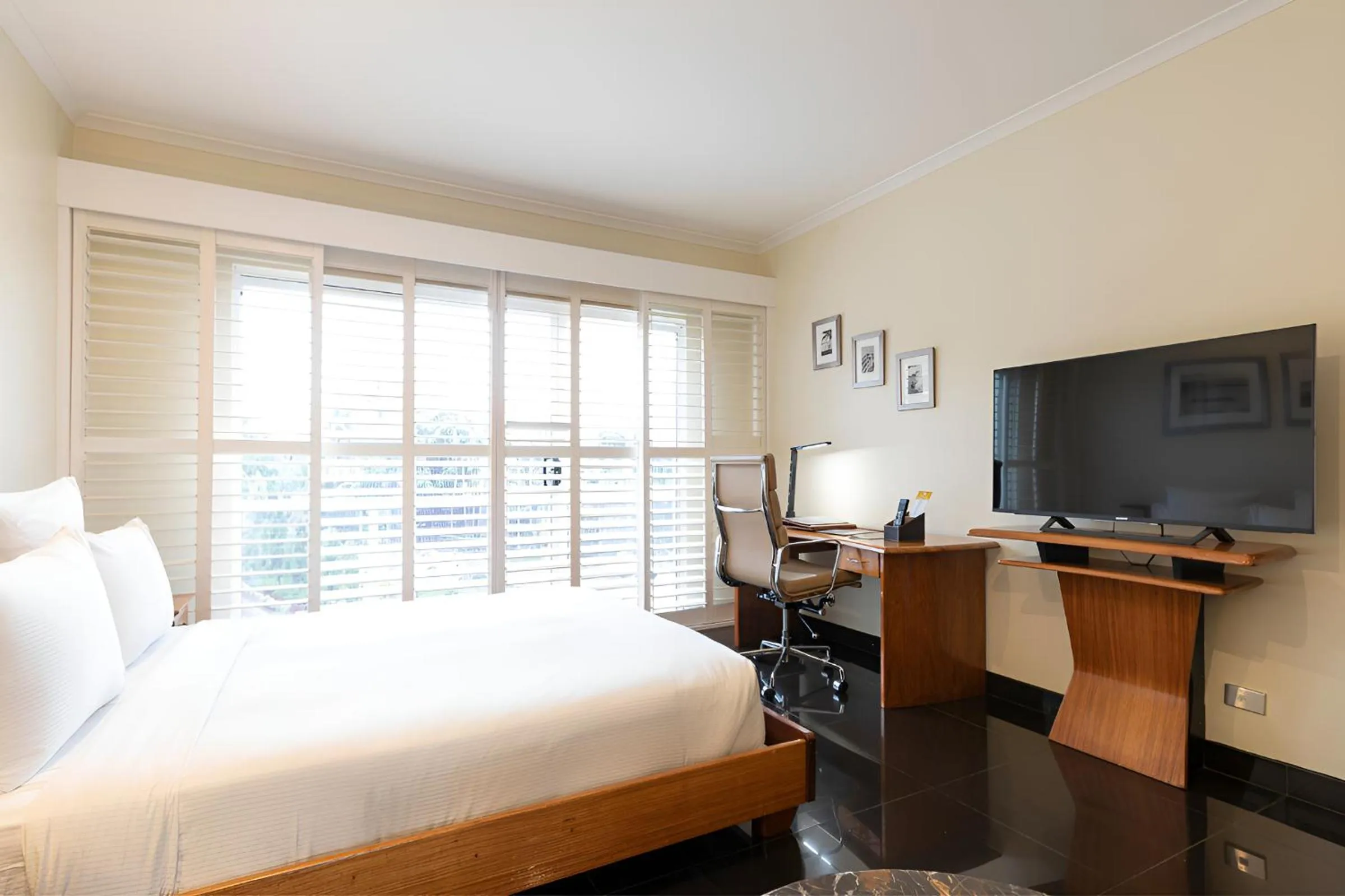 Photo of the whole room, Bed in Airways Hotel