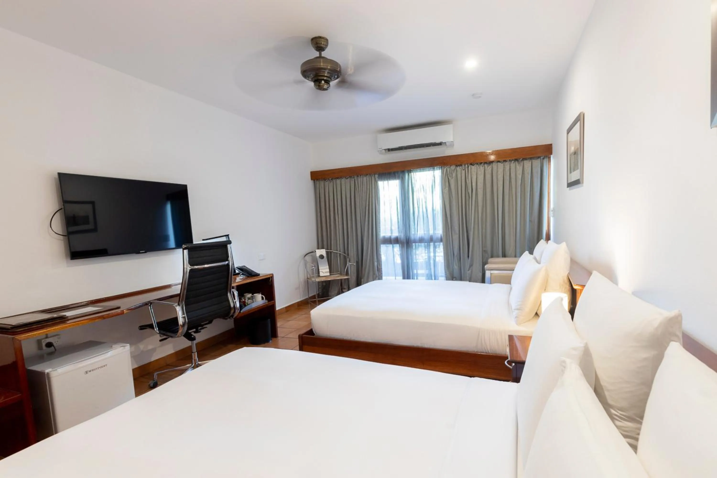 Photo of the whole room, Bed in Airways Hotel