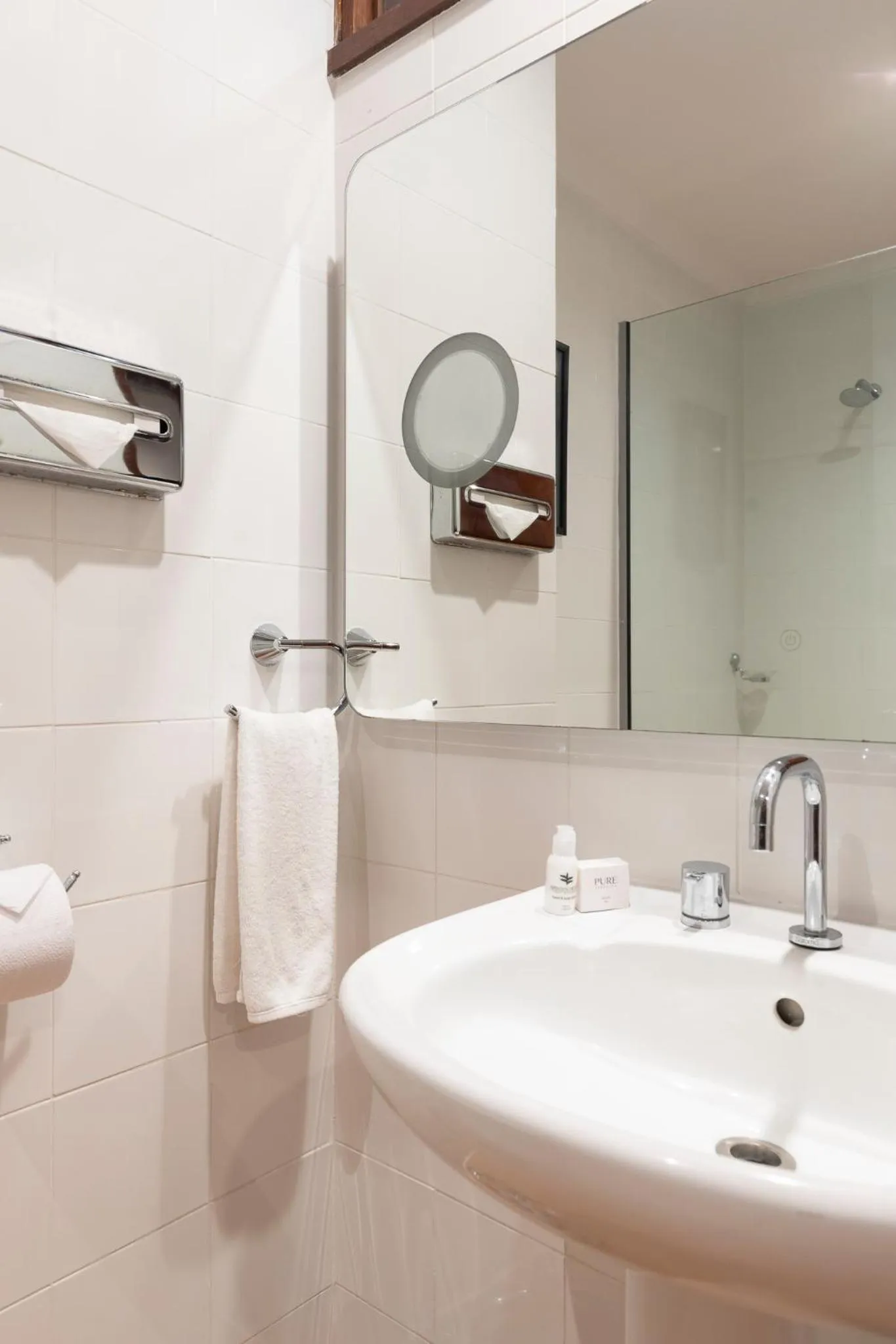 Bathroom in Airways Hotel