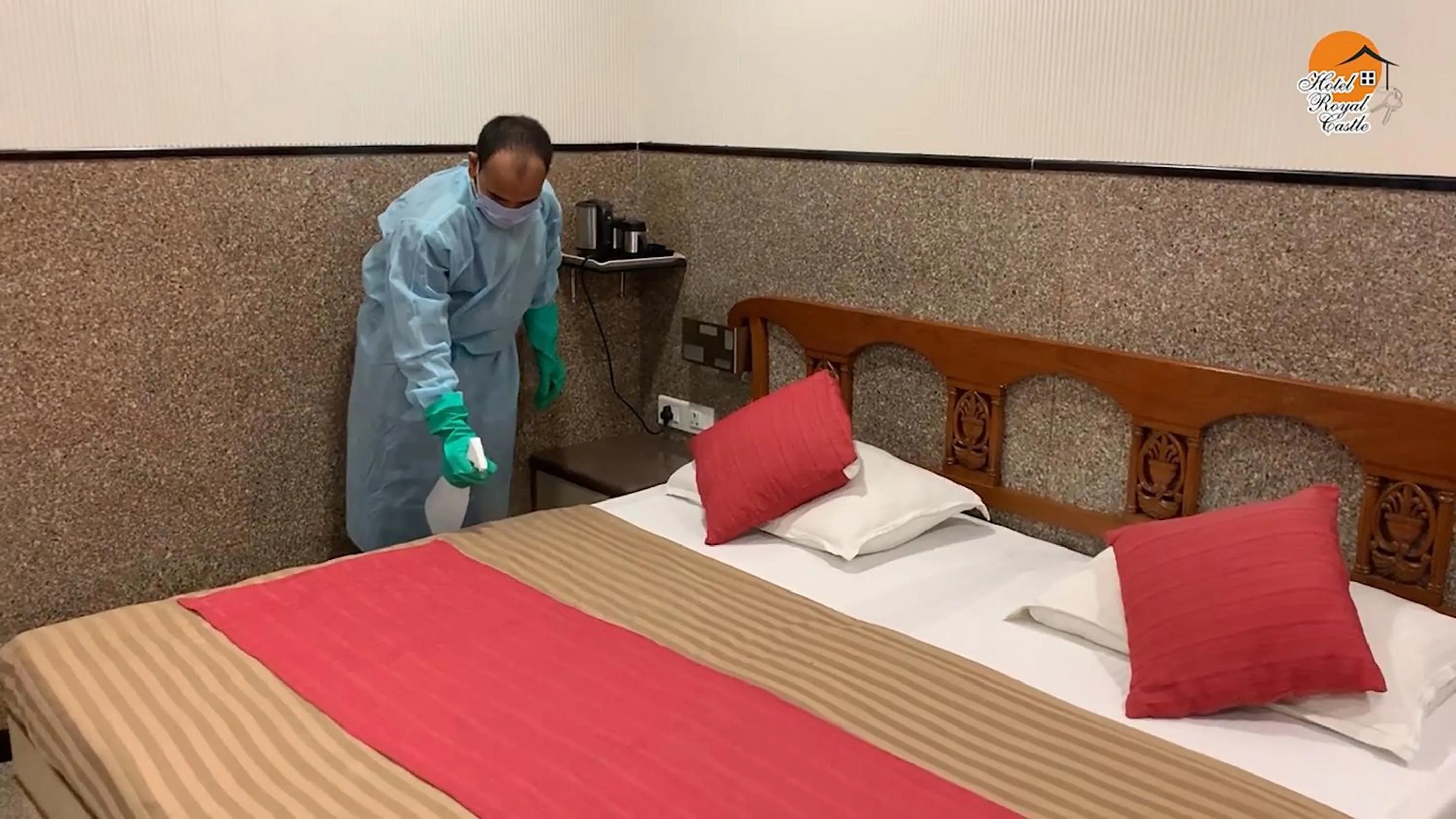 room service, Bed in Hotel Royal Castle