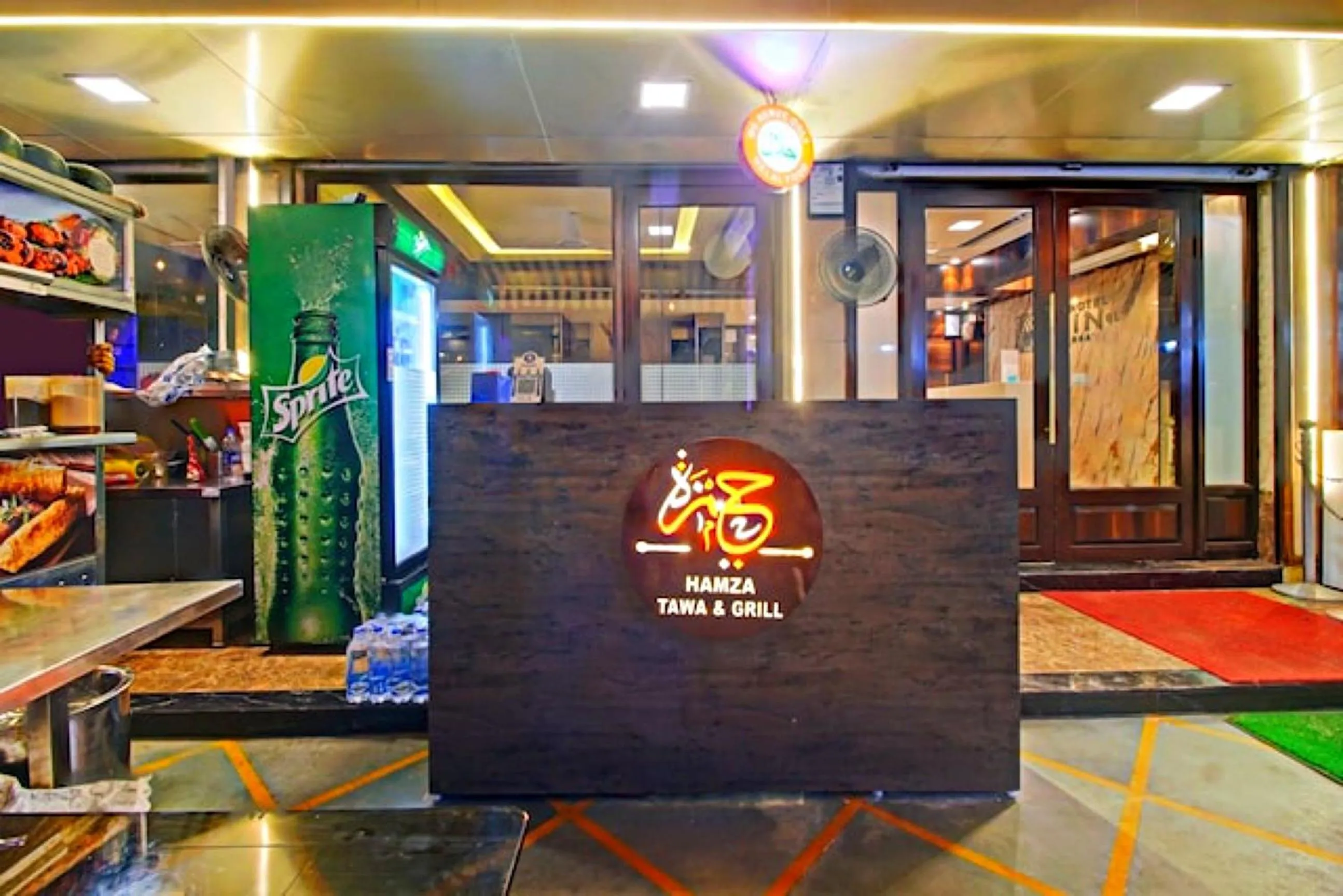 Restaurant/places to eat in Hotel Mina International