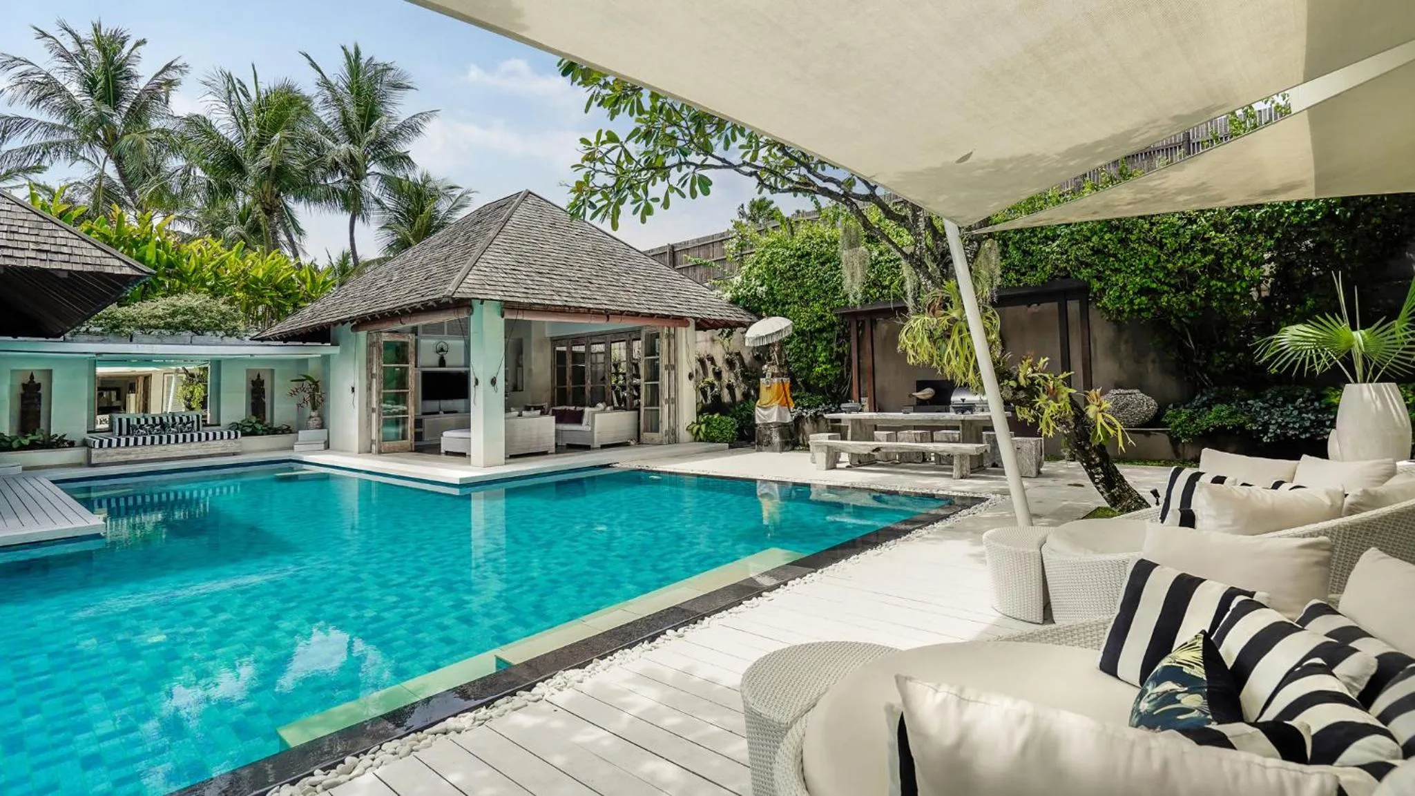 Property building in Villa Jajaliluna