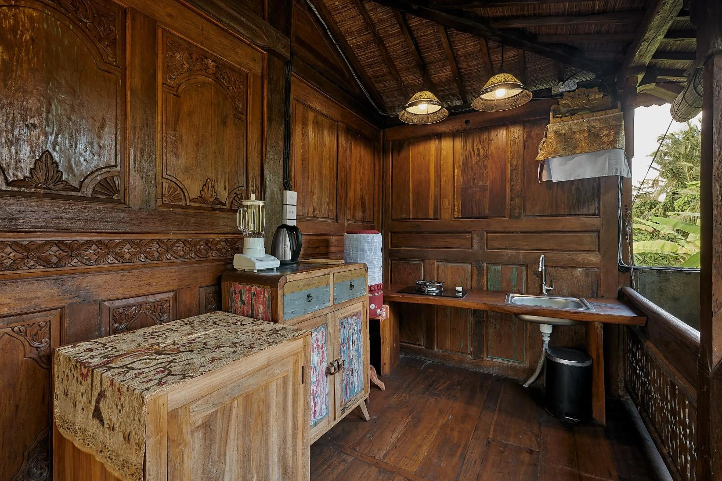Kitchen or kitchenette in Kawan Antique Ubud Villa