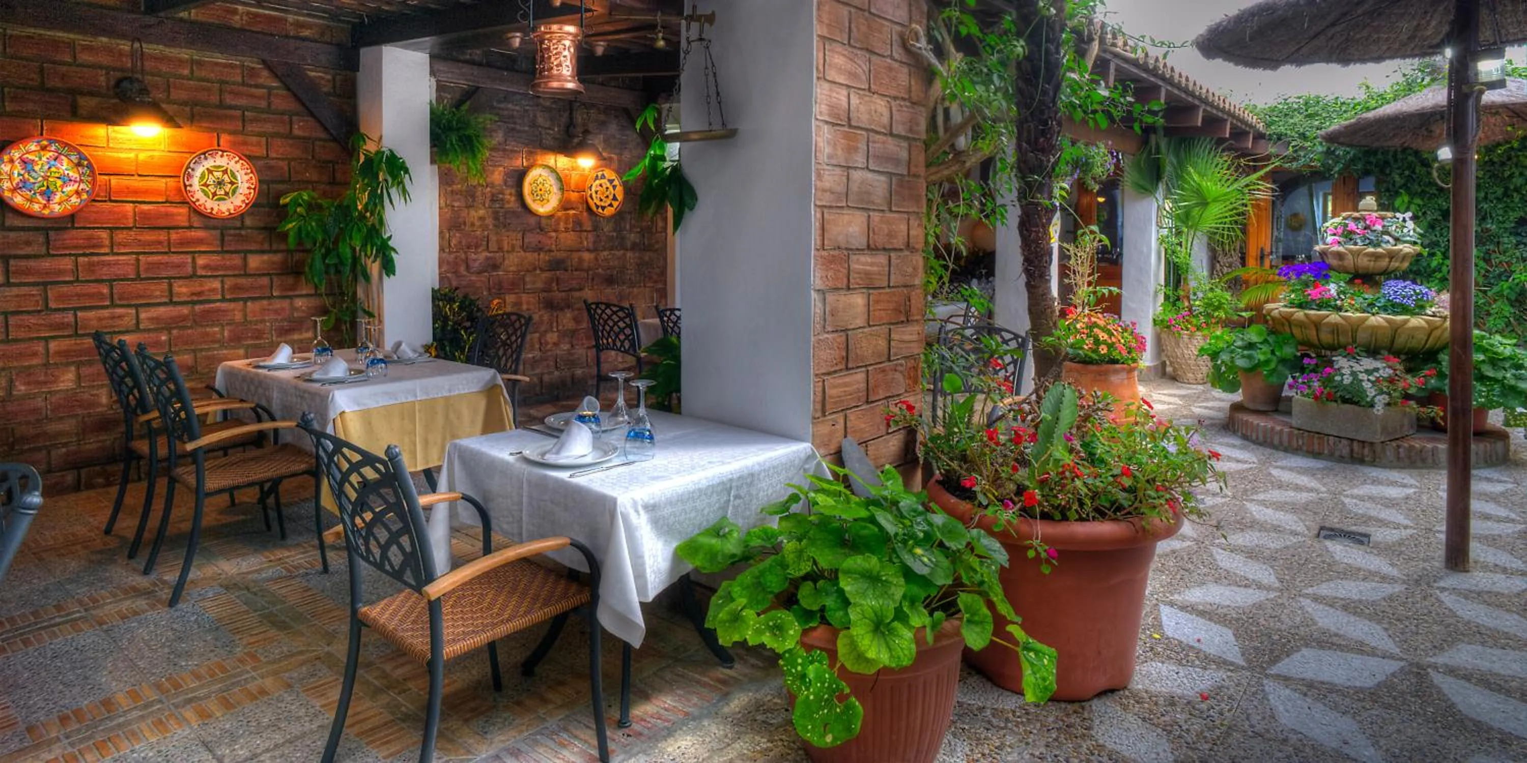 Patio in Hotel Almadraba