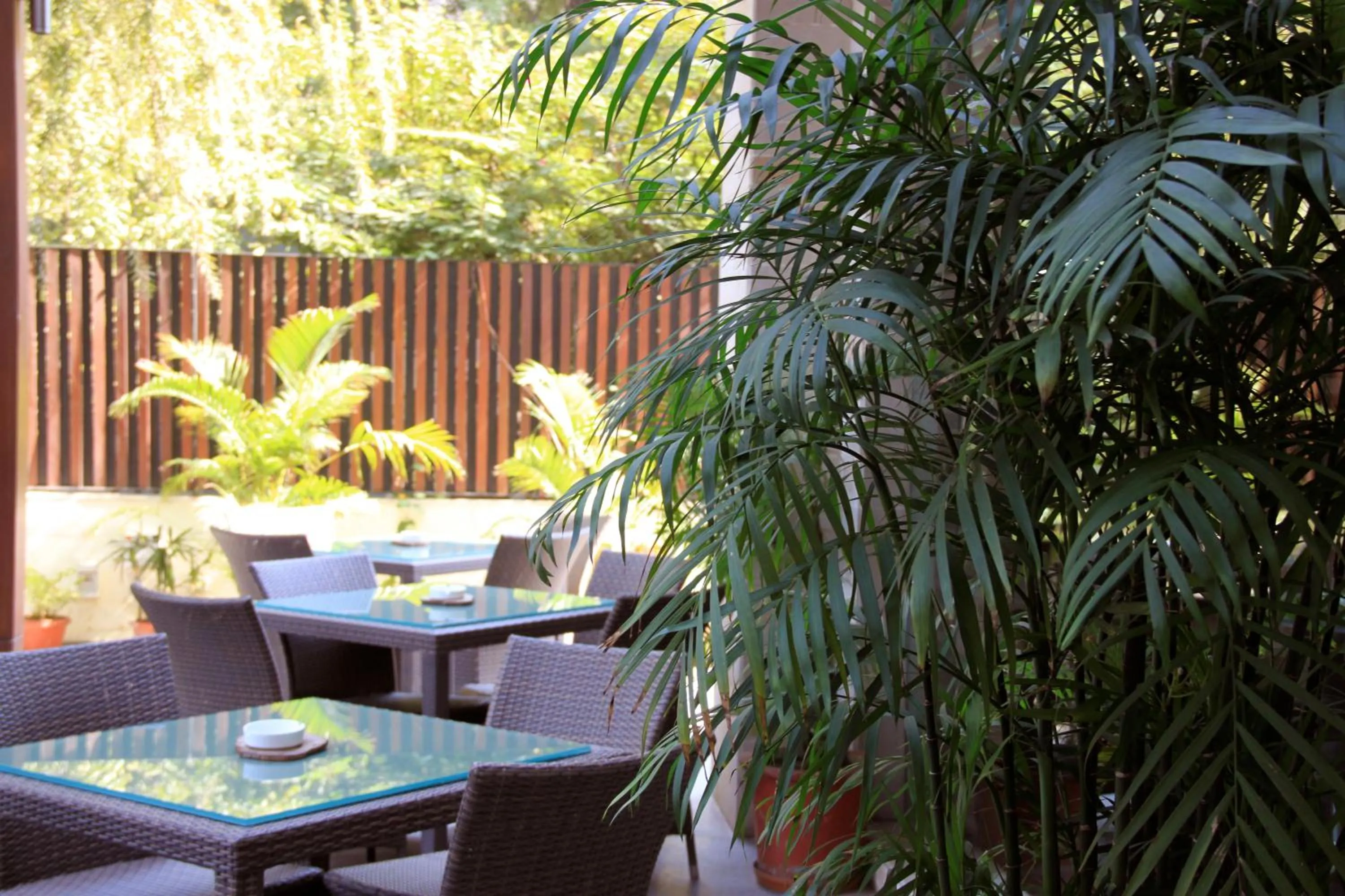 Restaurant/places to eat in Udman Hotel Panchshila Park