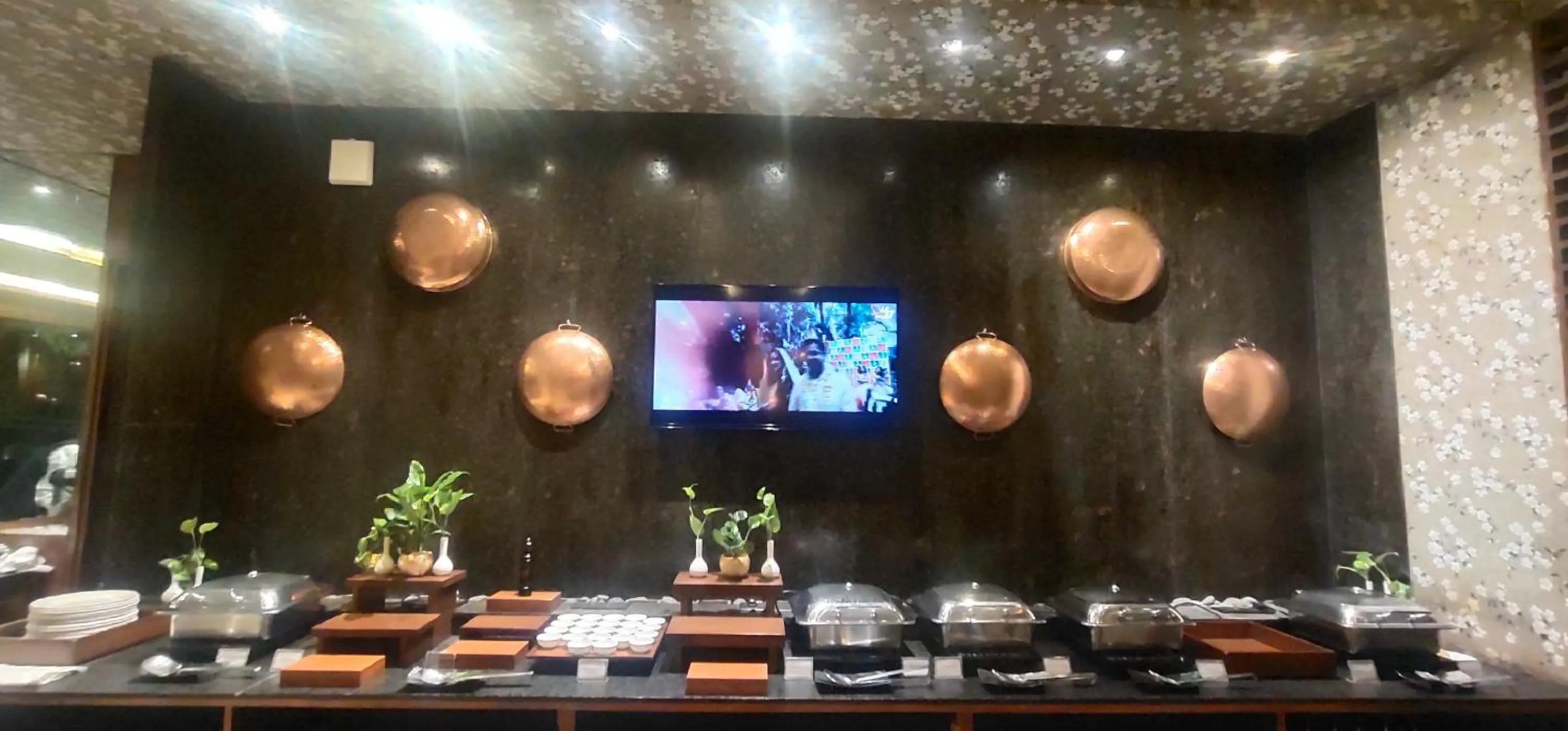 Restaurant/places to eat in Udman Hotel Panchshila Park