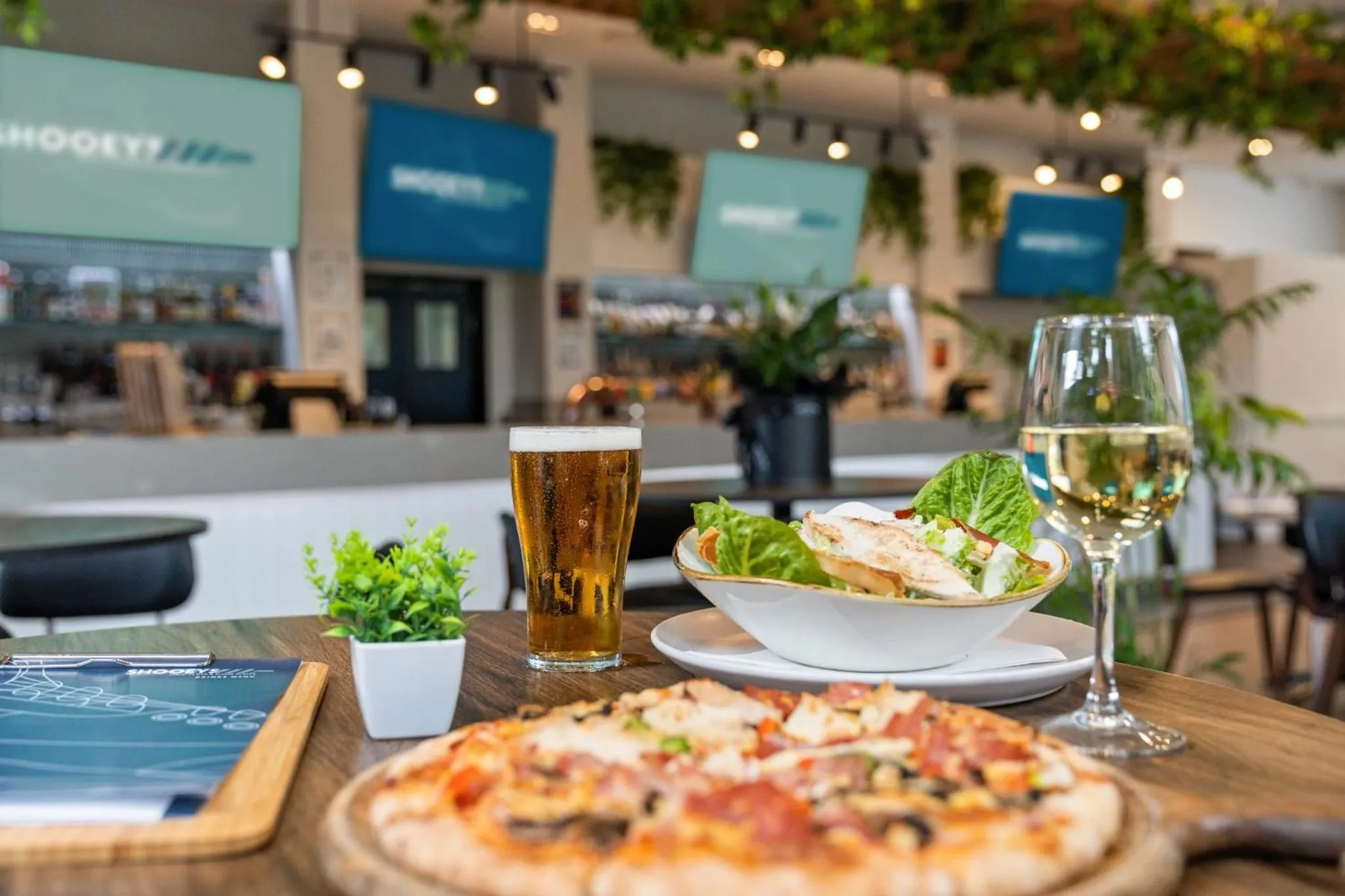 Lounge or bar in Crowne Plaza Surfers Paradise by IHG