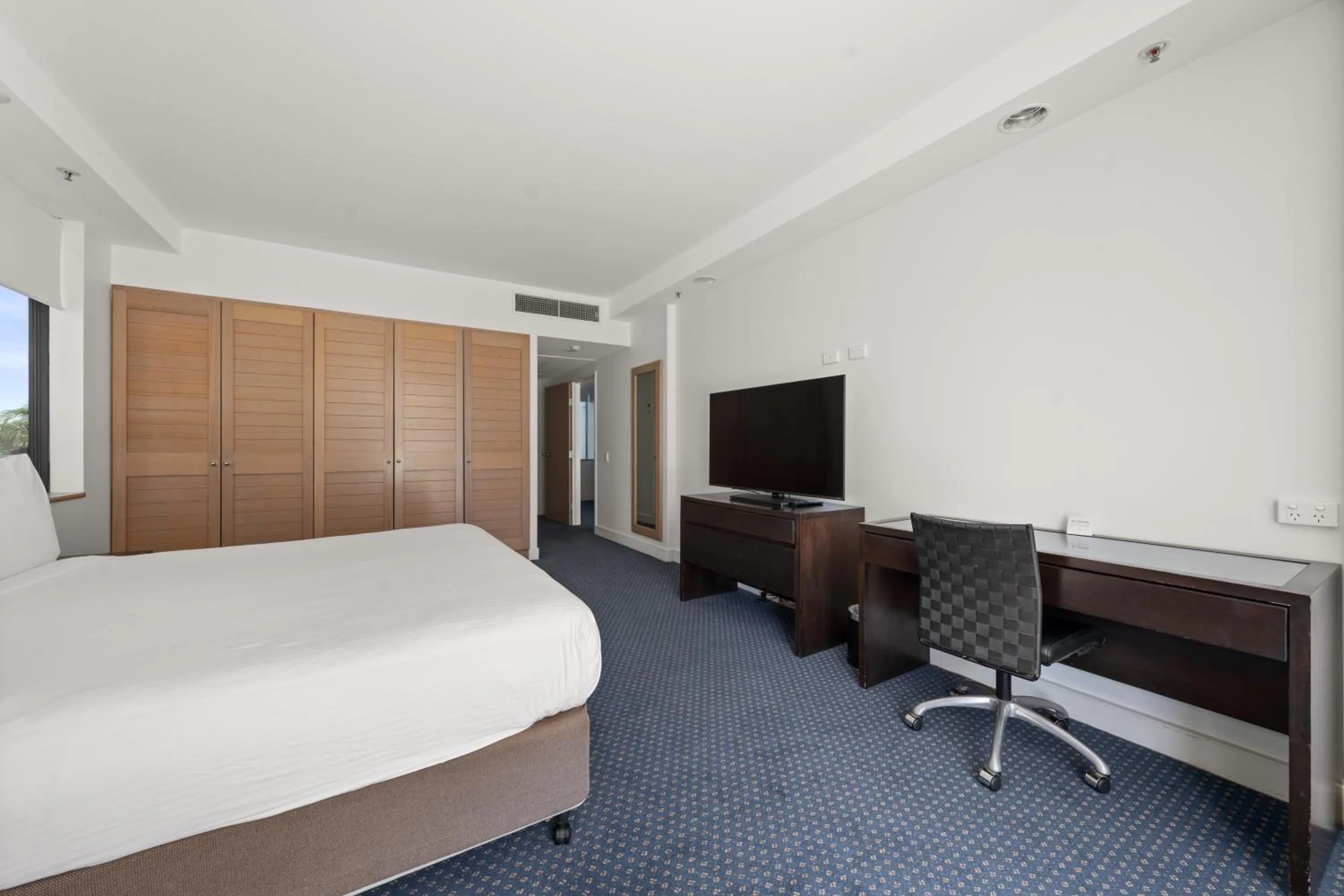 Communal lounge/ TV room, Bed in Crowne Plaza Surfers Paradise by IHG