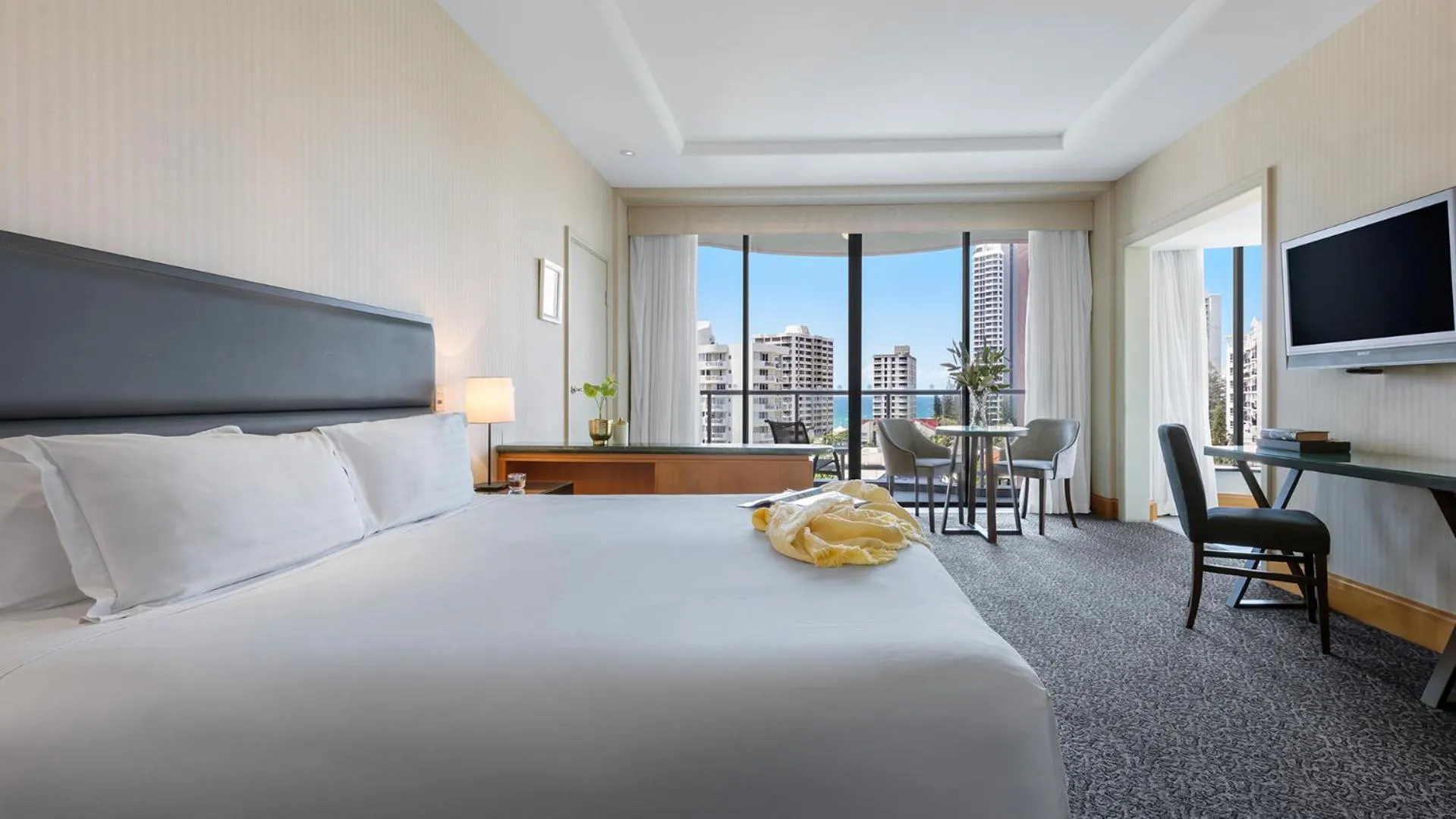 TV and multimedia, Bed in Oaks Gold Coast Hotel