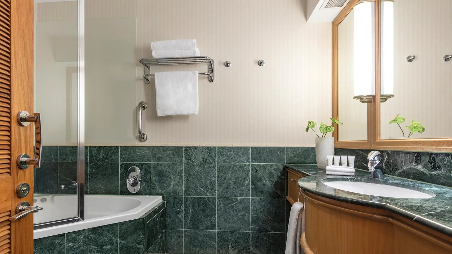 Bathroom in Oaks Gold Coast Hotel