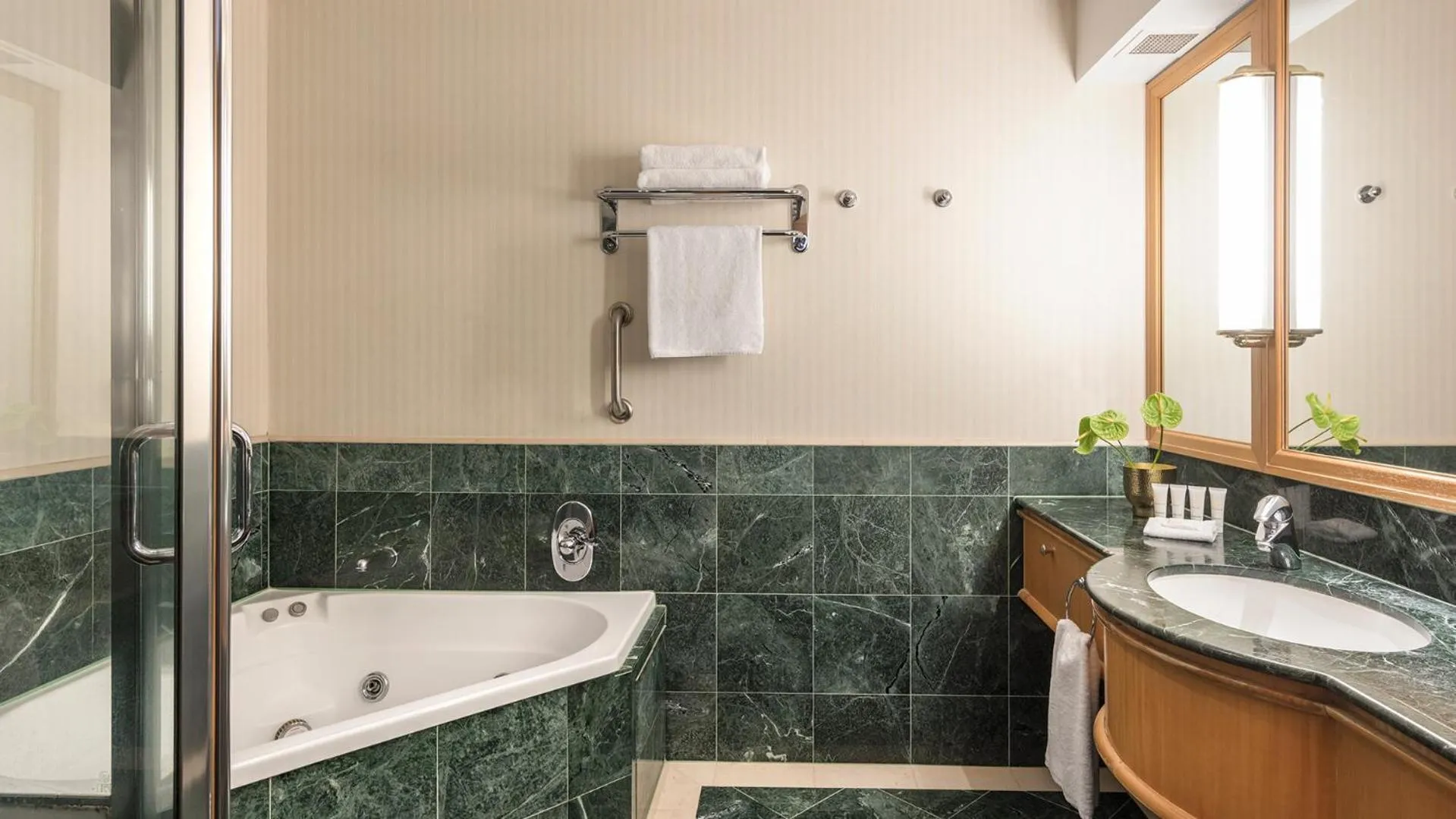 Hot Tub in Oaks Gold Coast Hotel