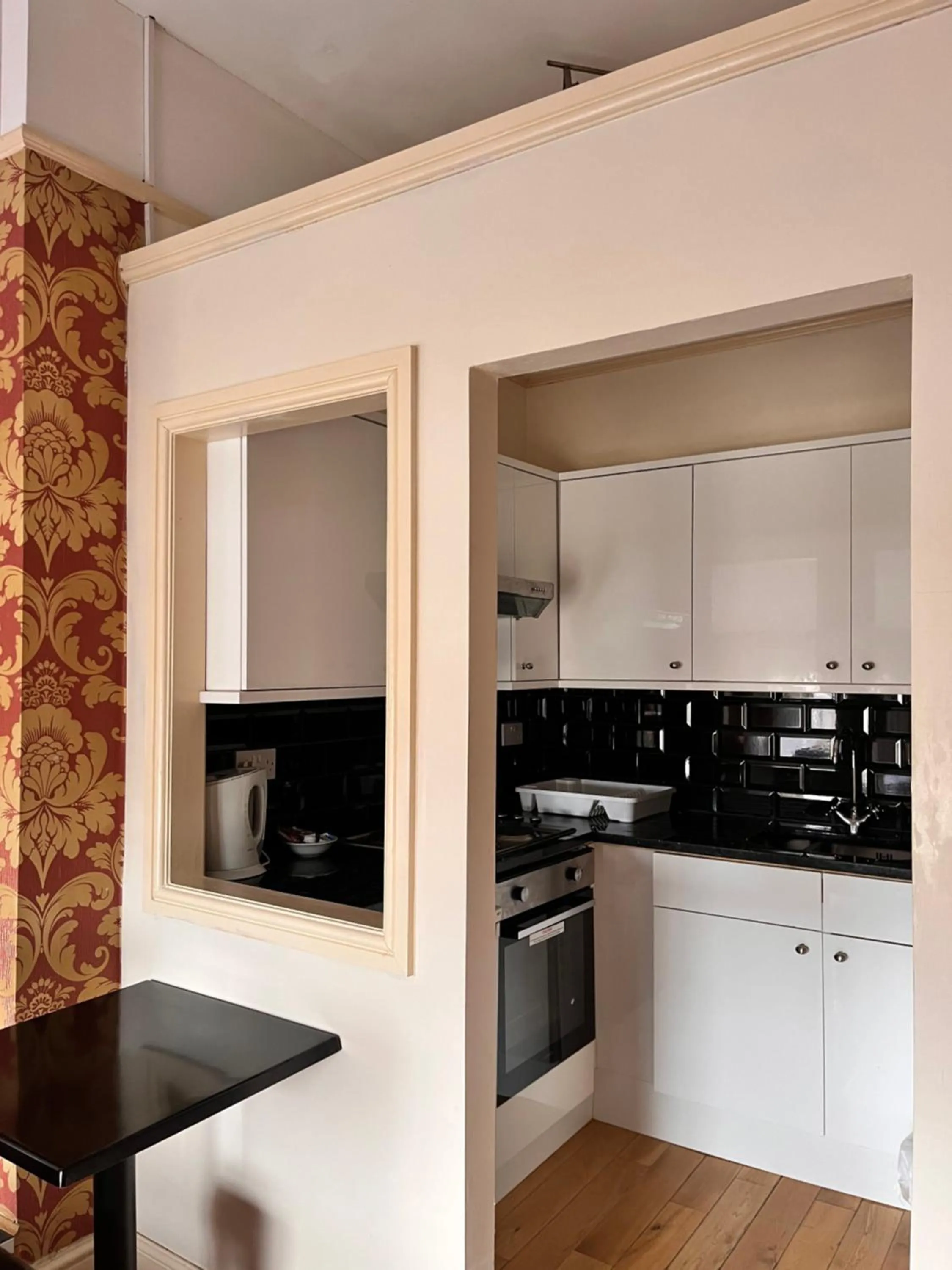 Kitchen or kitchenette in Ullet Suites