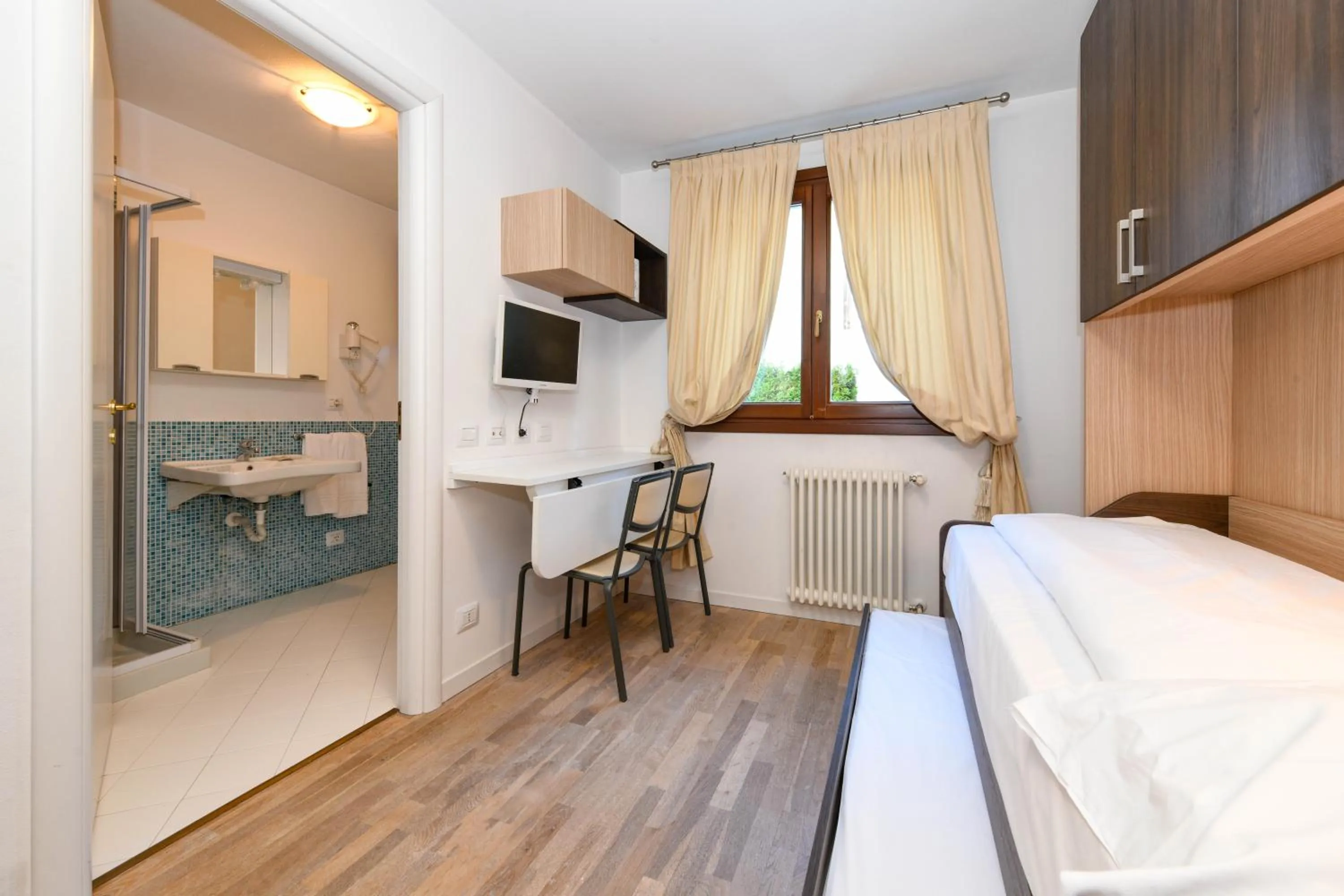 Photo of the whole room, Bed in Residence Rta La Rosa delle Dolomiti